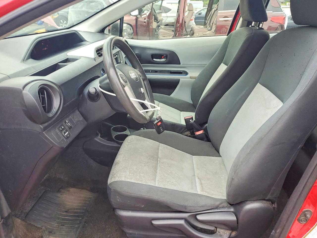 2012 Toyota Prius C Three Красный vin: JTDKDTB30C1010256