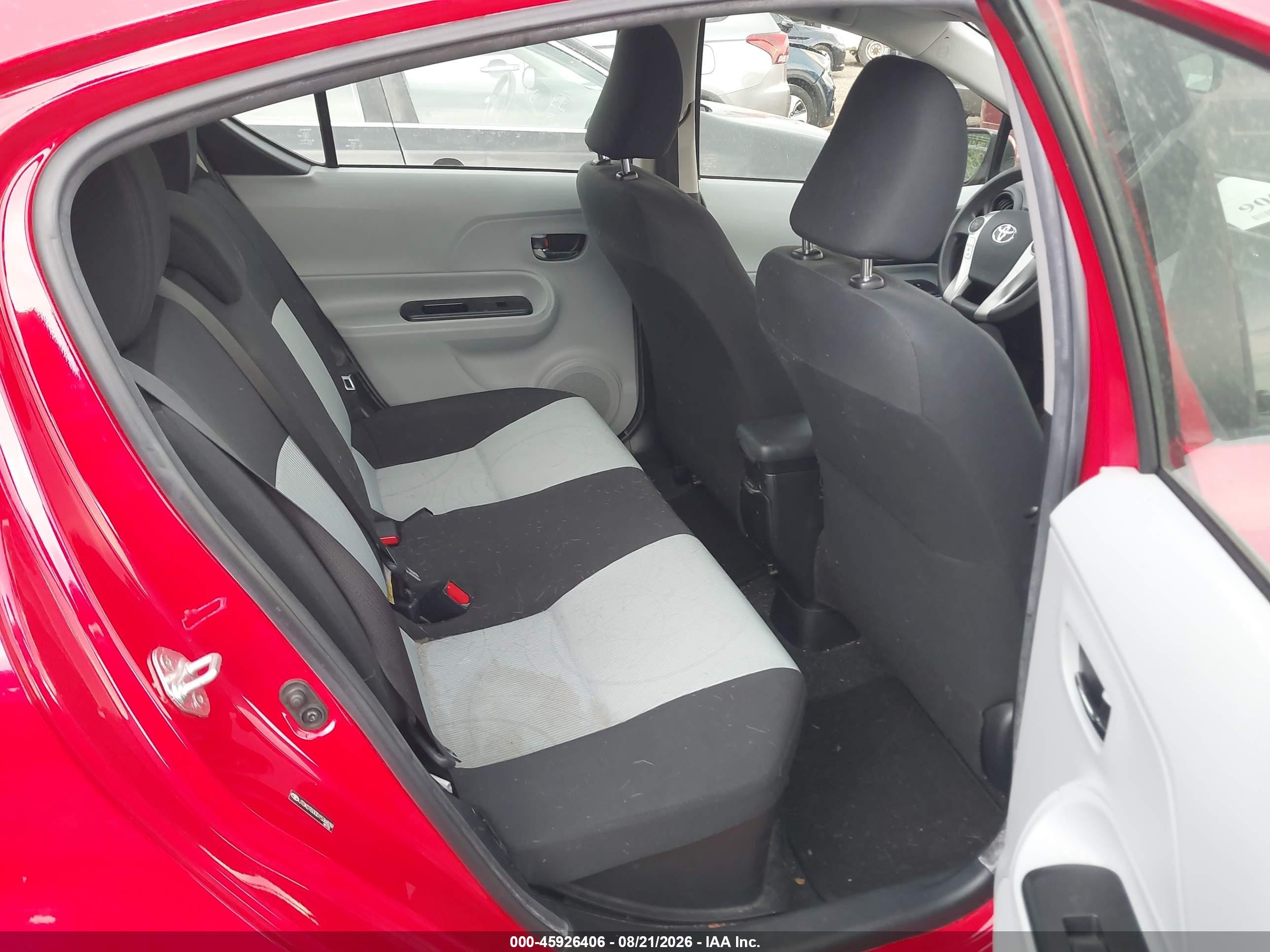 2013 Toyota Prius C Two Красный vin: JTDKDTB30D1536839