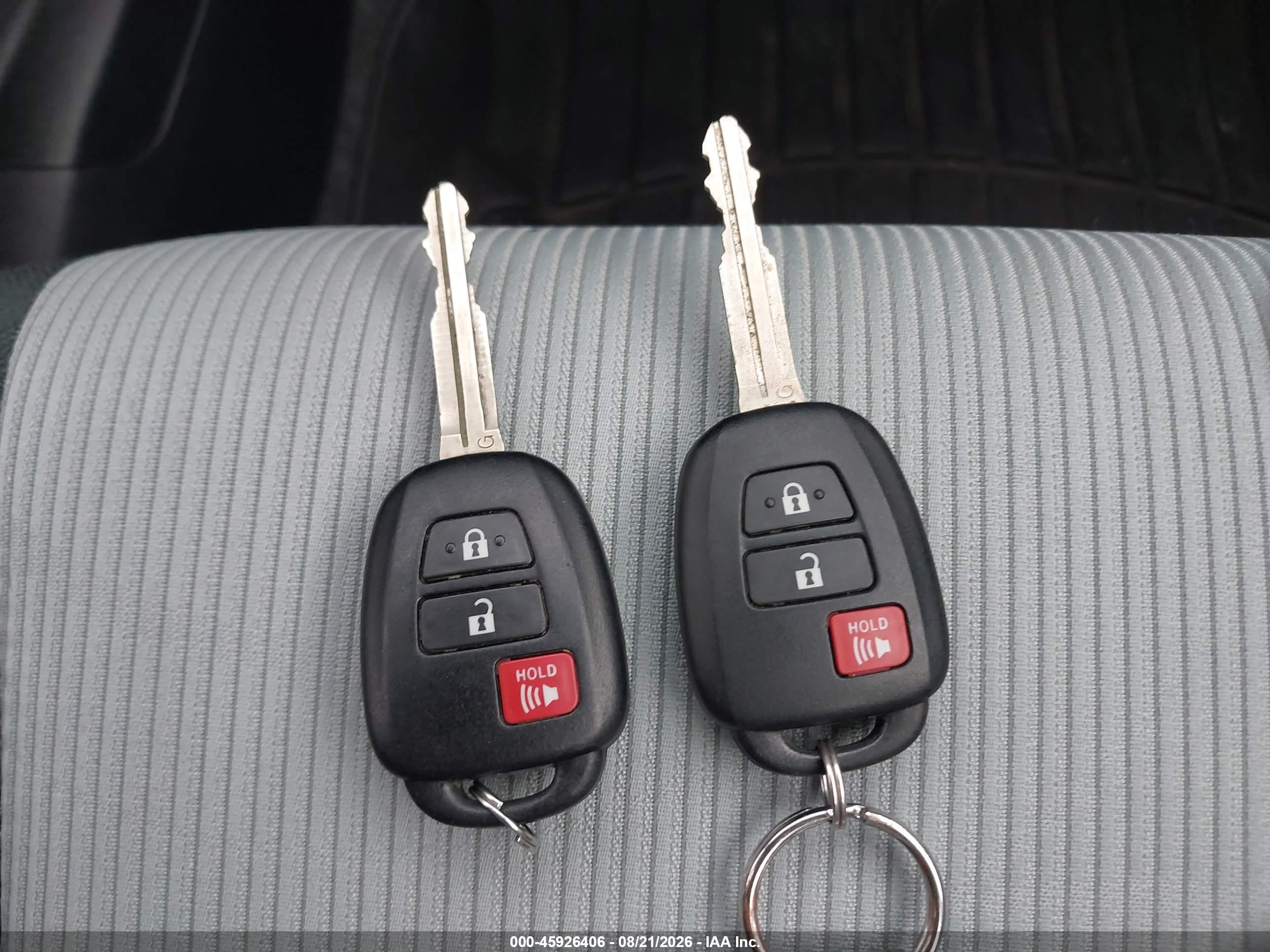 2013 Toyota Prius C Two Красный vin: JTDKDTB30D1536839