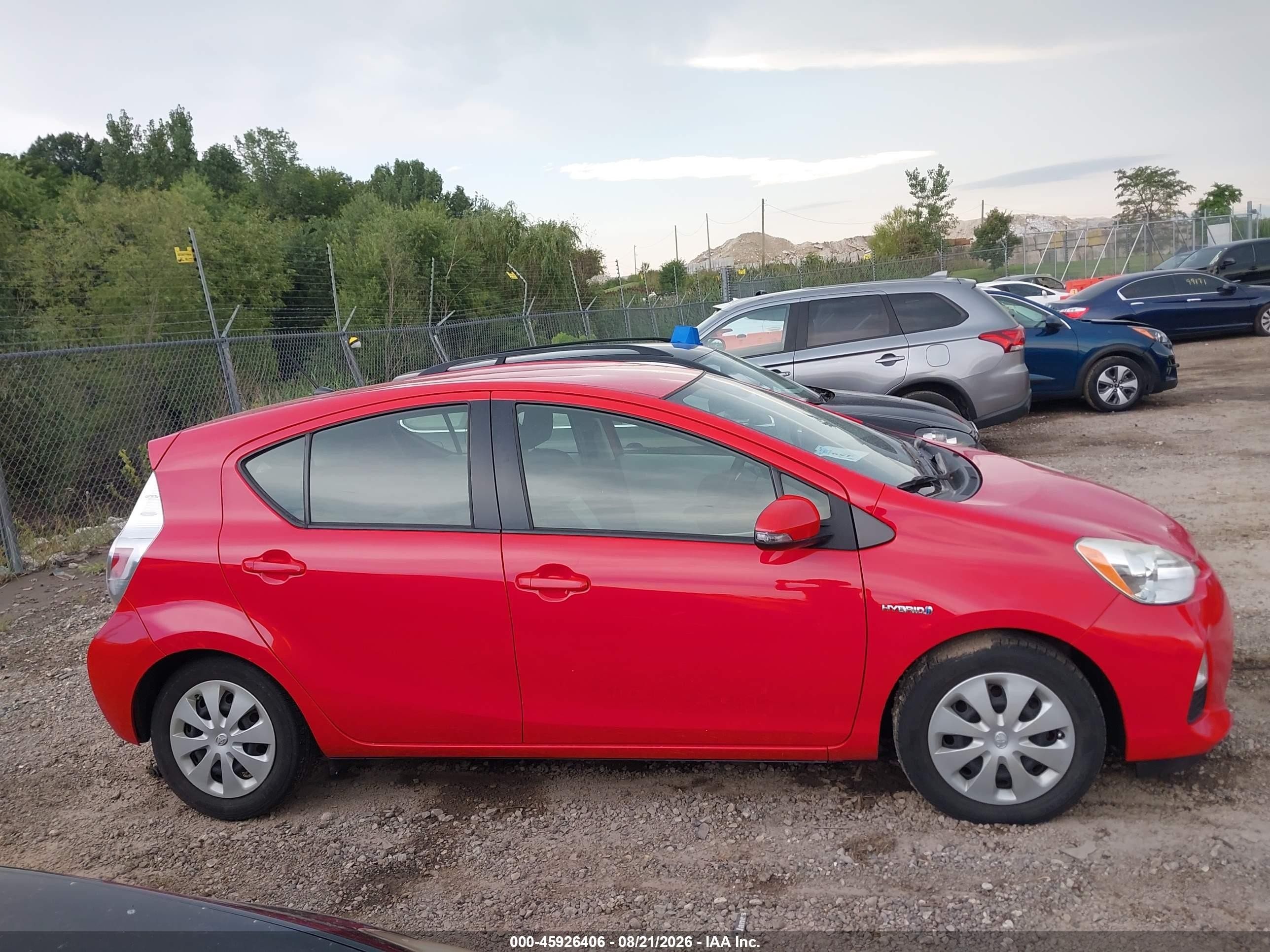 2013 Toyota Prius C Two Красный vin: JTDKDTB30D1536839
