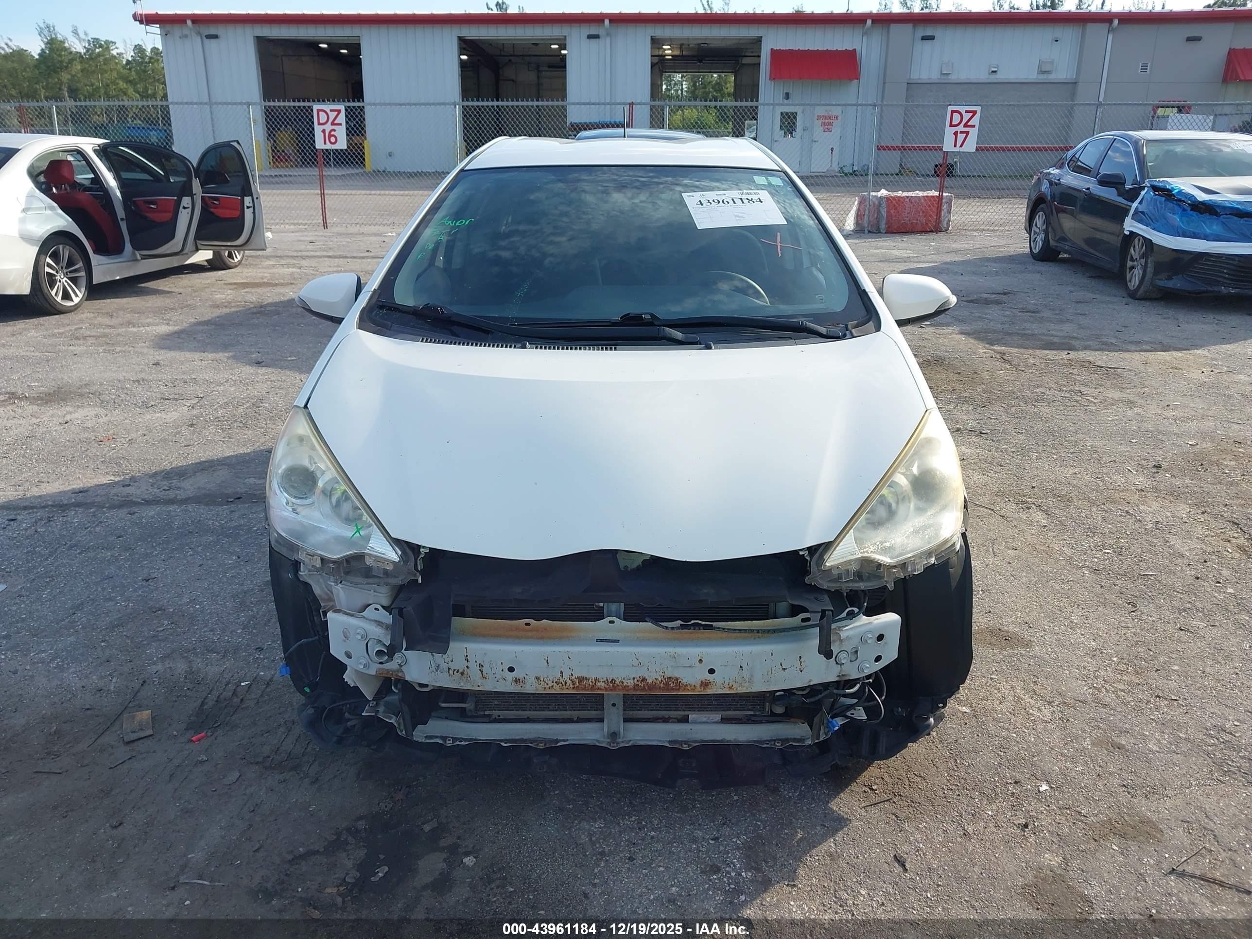 2013 Toyota Prius C Three White vin: JTDKDTB30D1557366