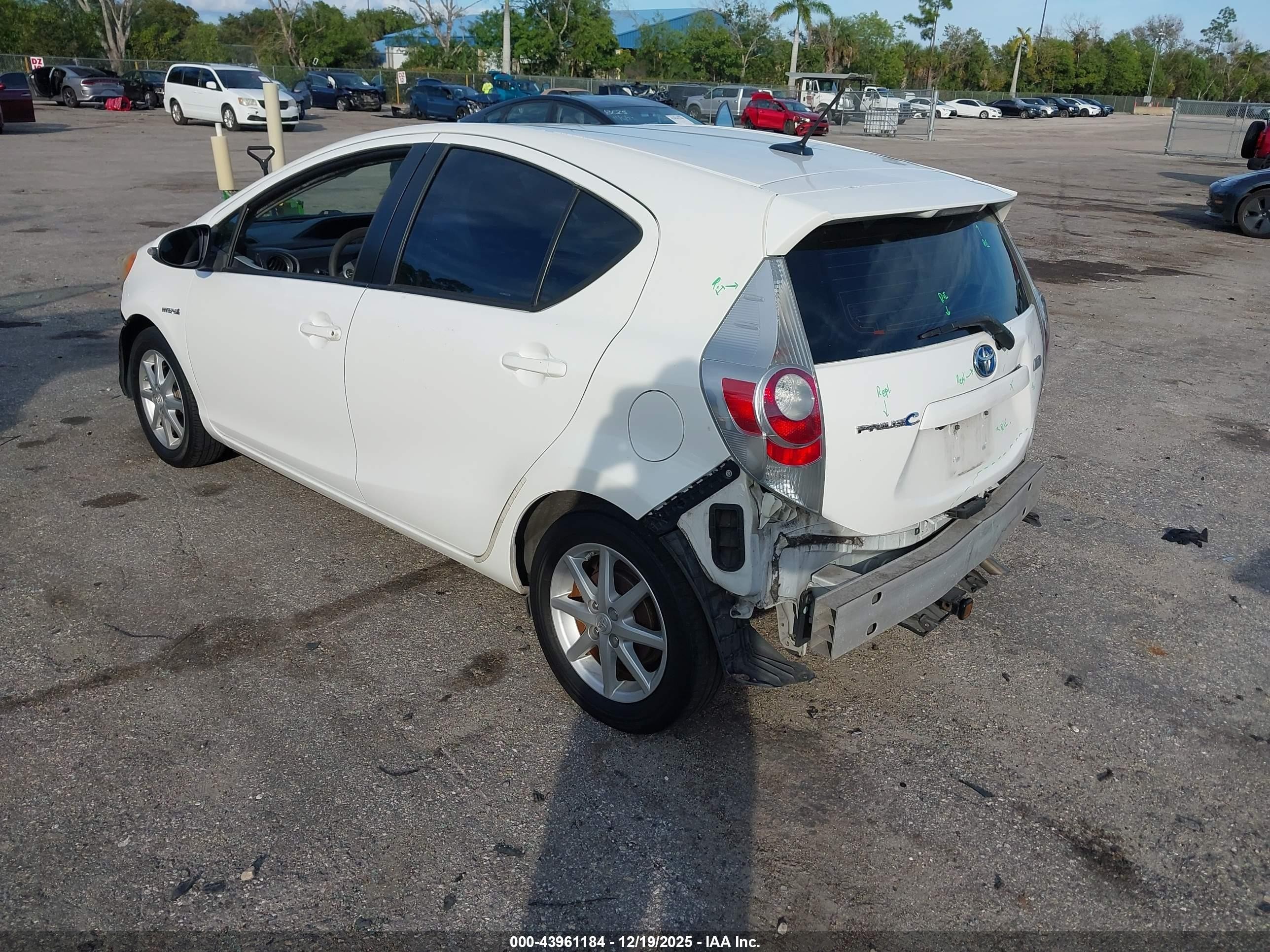 2013 Toyota Prius C Three White vin: JTDKDTB30D1557366