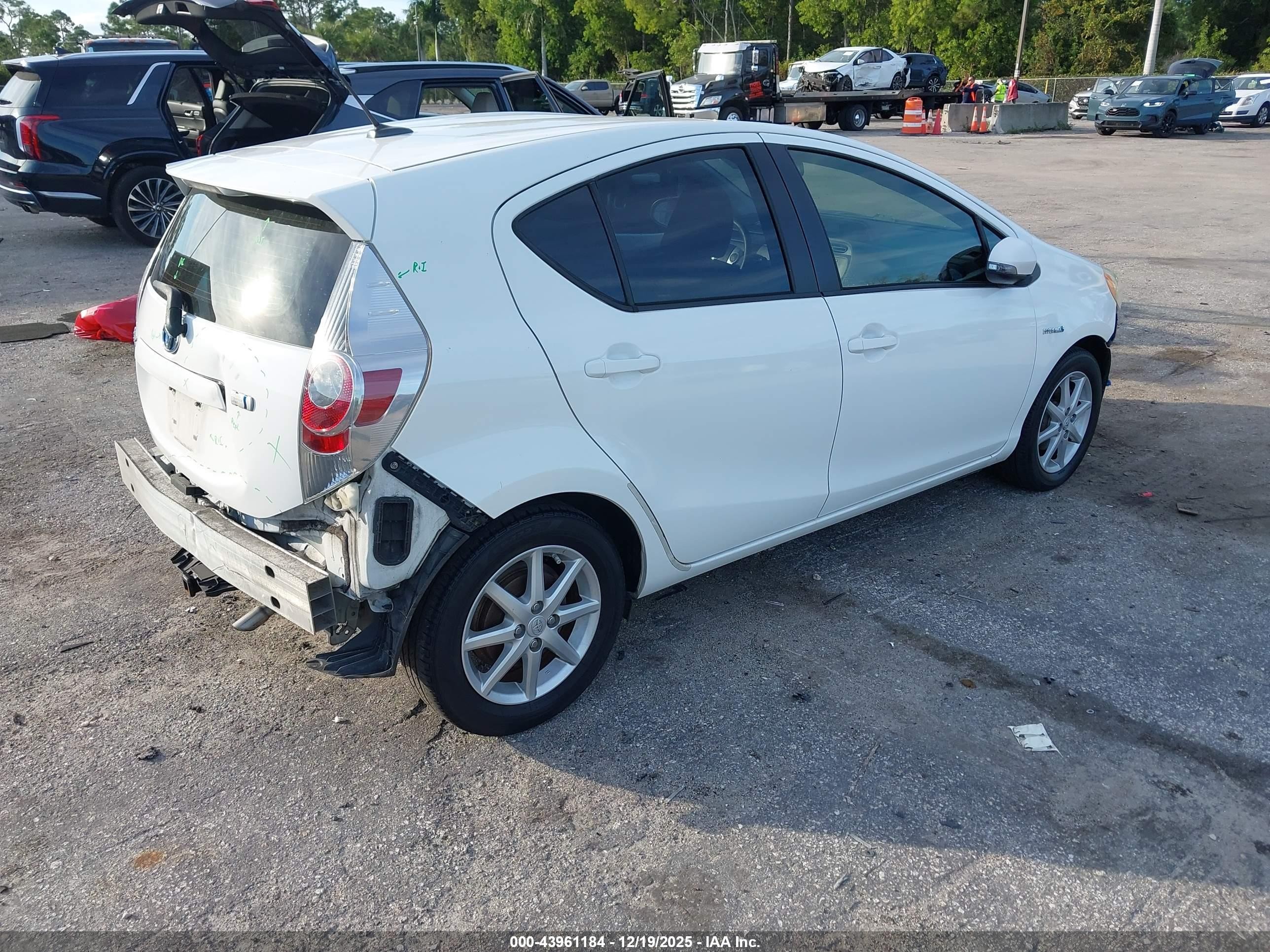 2013 Toyota Prius C Three White vin: JTDKDTB30D1557366