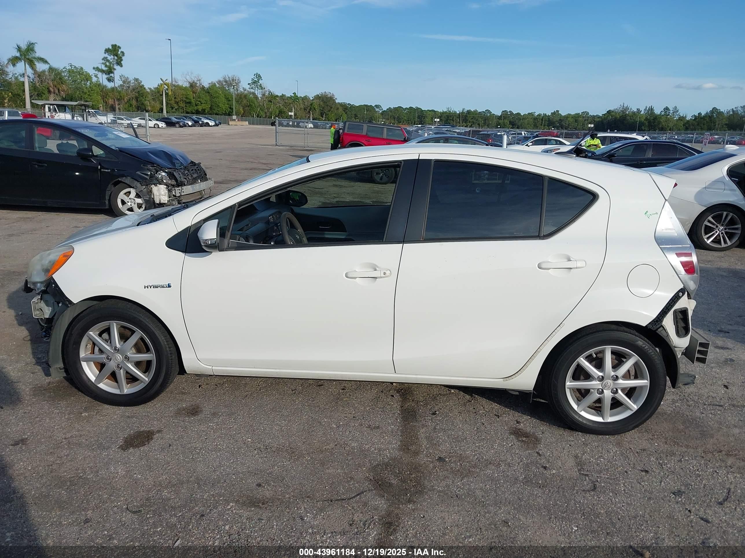 2013 Toyota Prius C Three White vin: JTDKDTB30D1557366