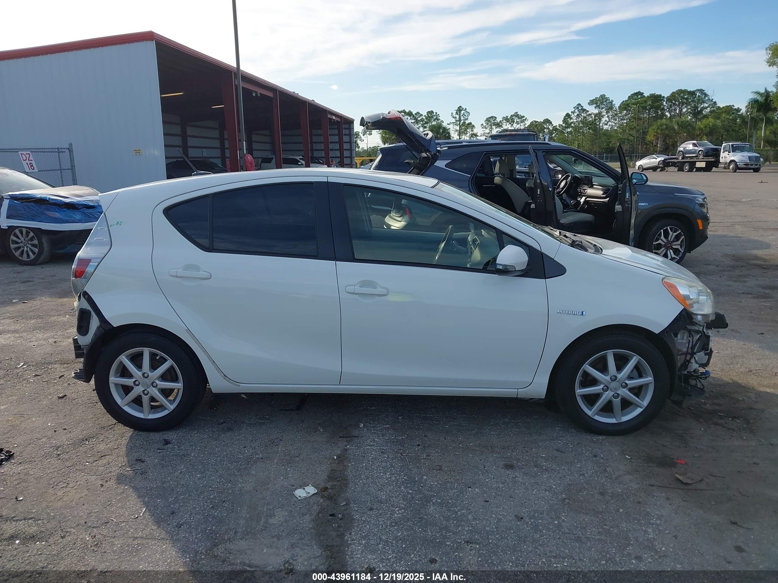 2013 Toyota Prius C Three White vin: JTDKDTB30D1557366