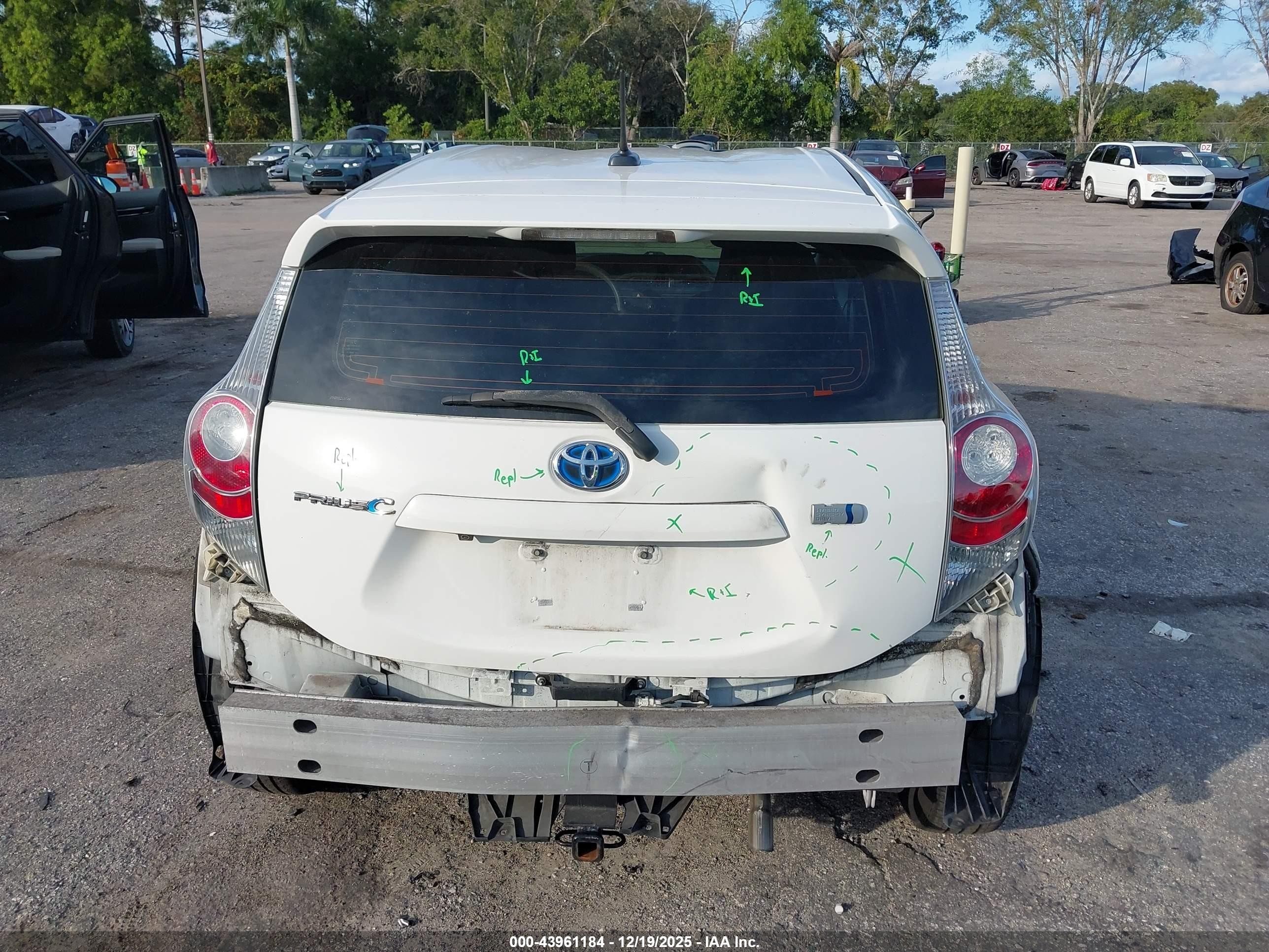 2013 Toyota Prius C Three White vin: JTDKDTB30D1557366