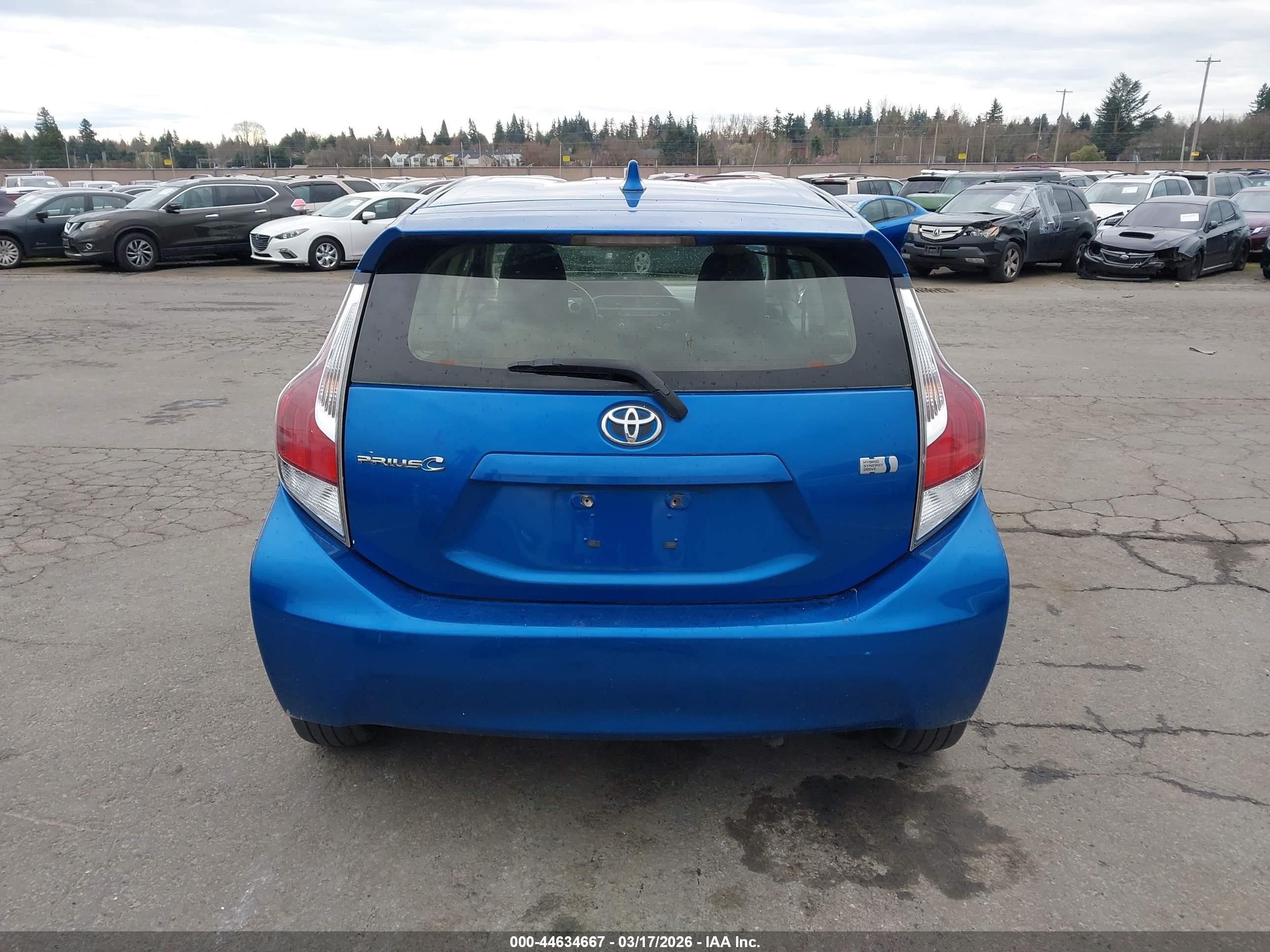 2015 Toyota Prius C Two Синий vin: JTDKDTB30F1577894