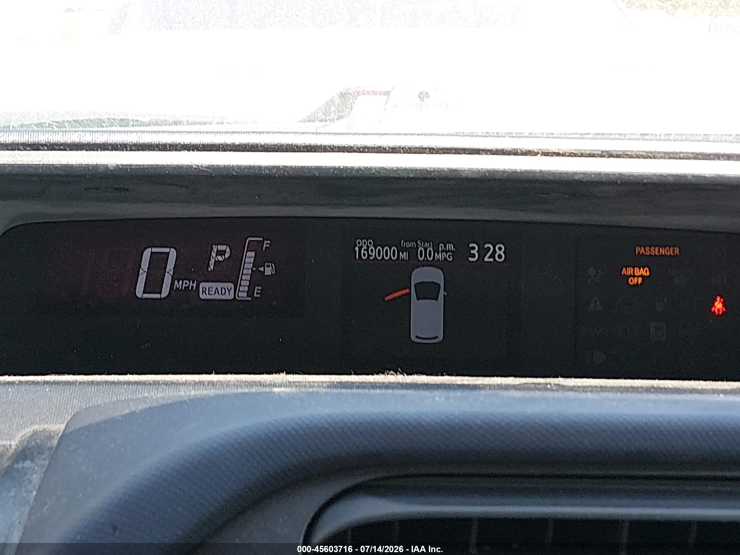 2015 Toyota Prius C Two Желтый vin: JTDKDTB31F1098111