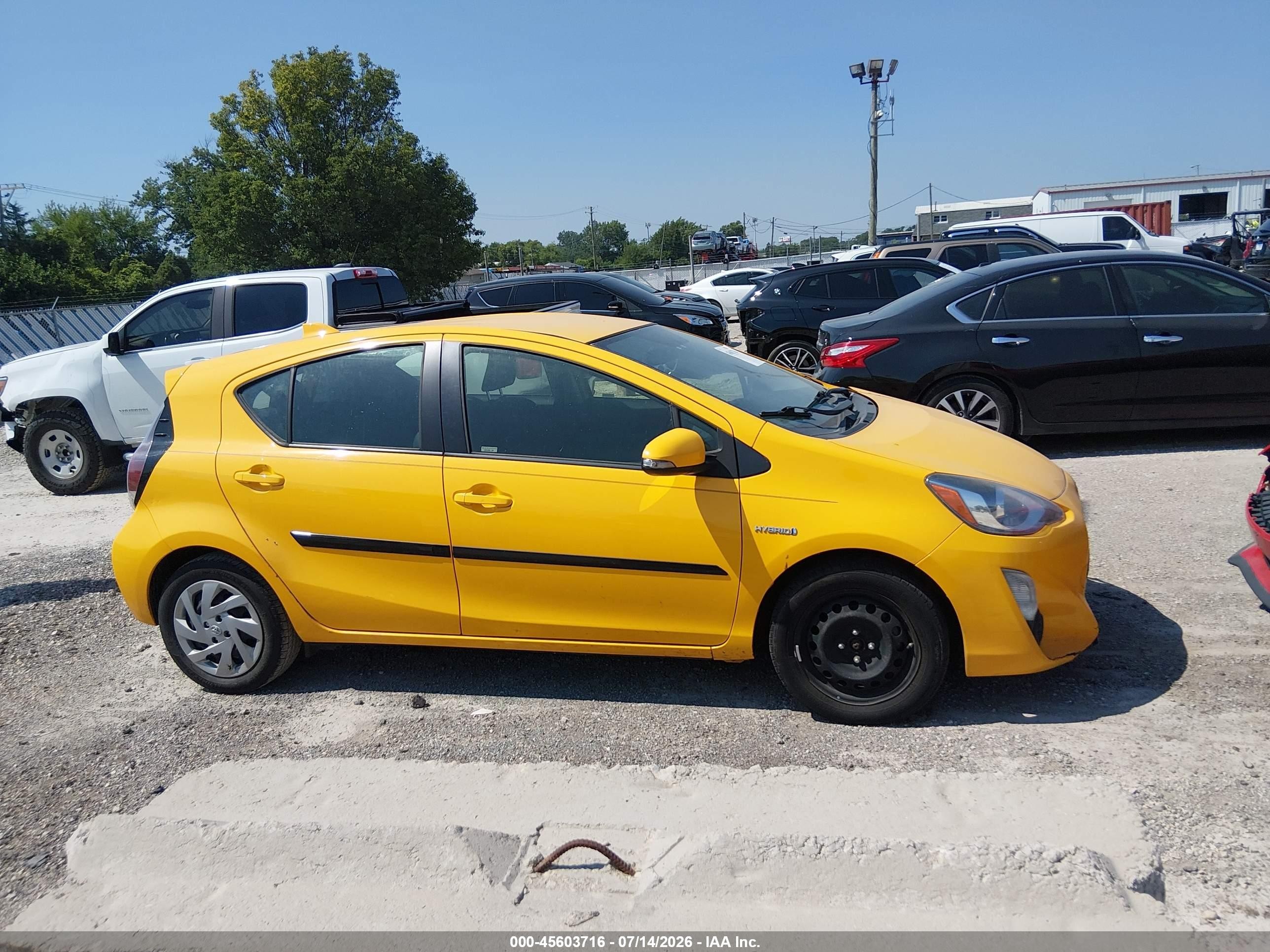 2015 Toyota Prius C Two Желтый vin: JTDKDTB31F1098111