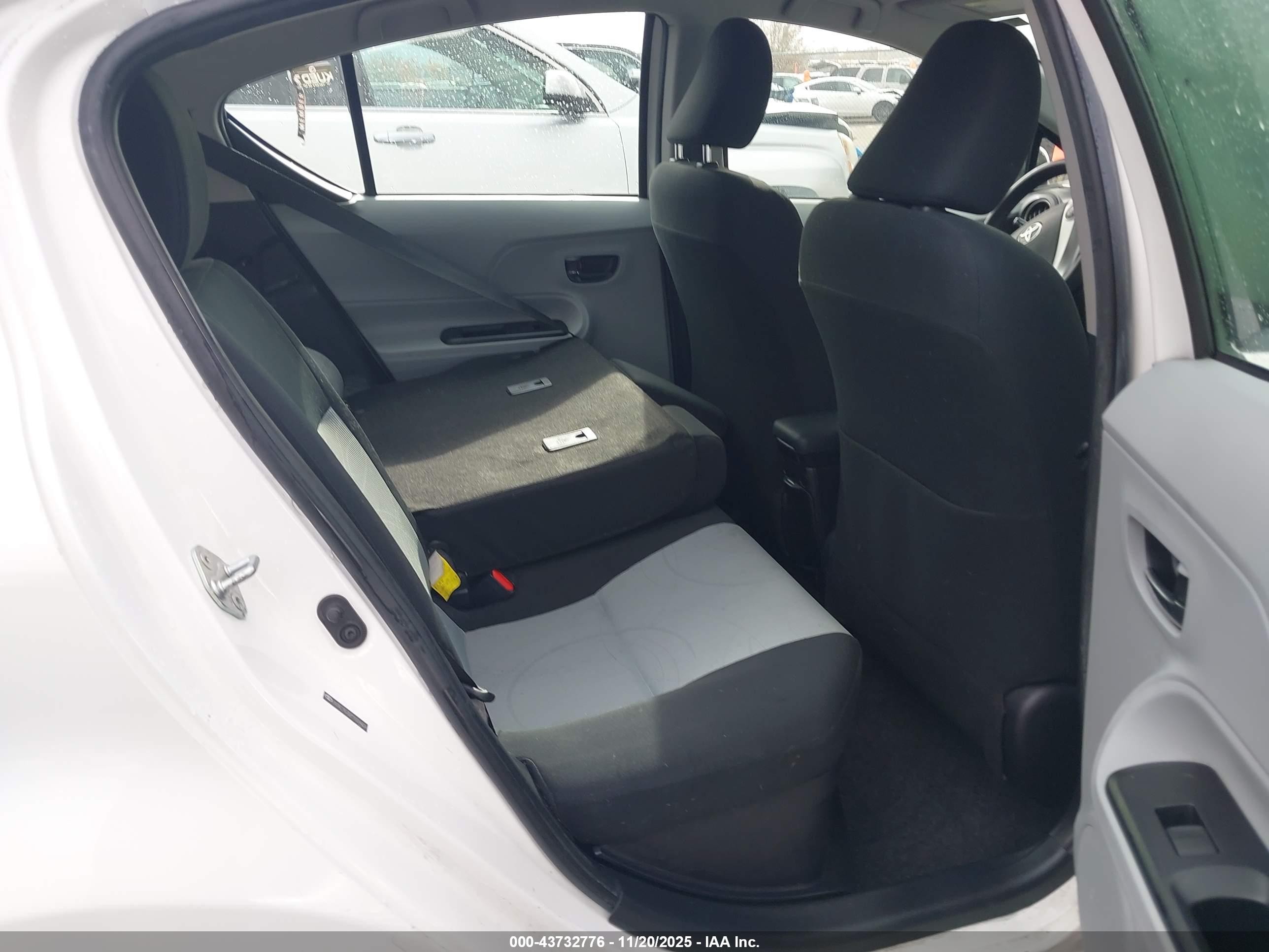 2012 Toyota Prius C Three Белый vin: JTDKDTB32C1024434