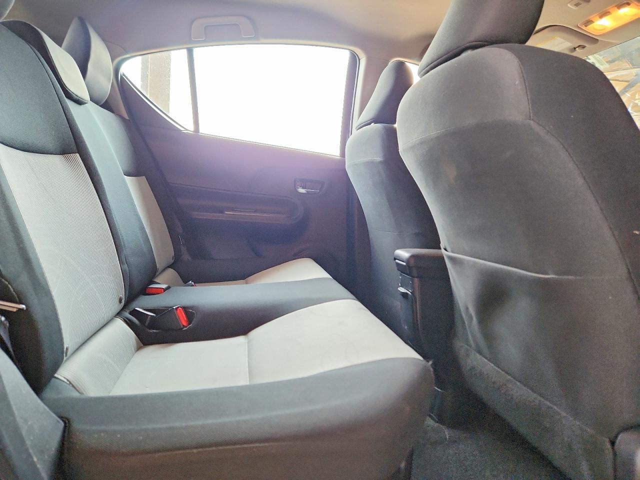2015 Toyota Prius C Two Серый vin: JTDKDTB32F1577508