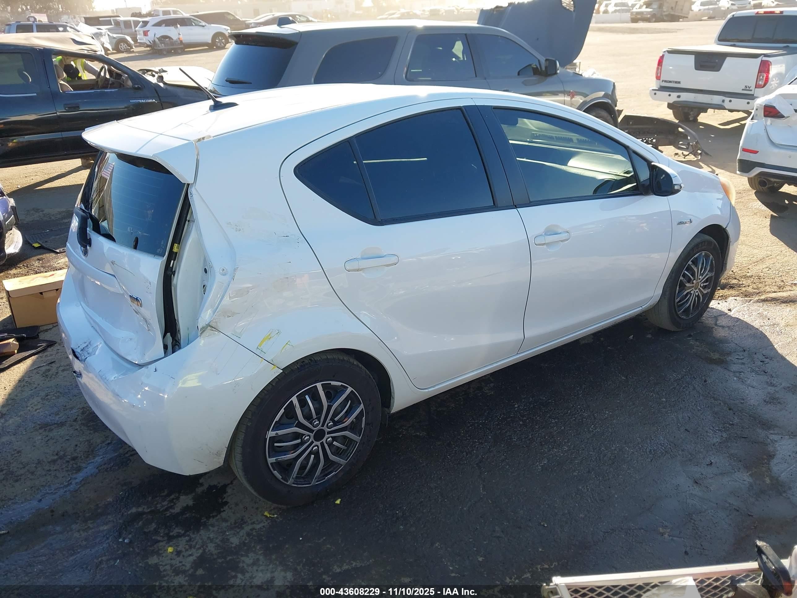 2012 Toyota Prius C Three White vin: JTDKDTB33C1006248