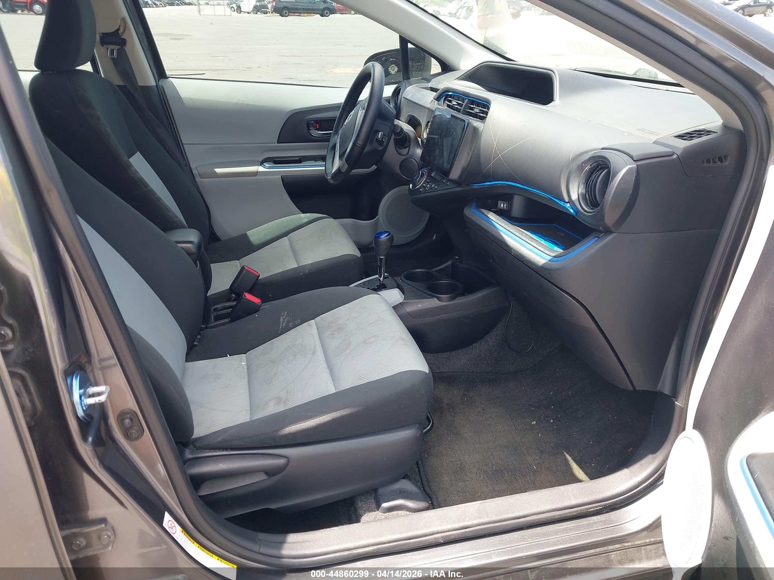 2013 Toyota Prius C Two Серый vin: JTDKDTB33D1044872