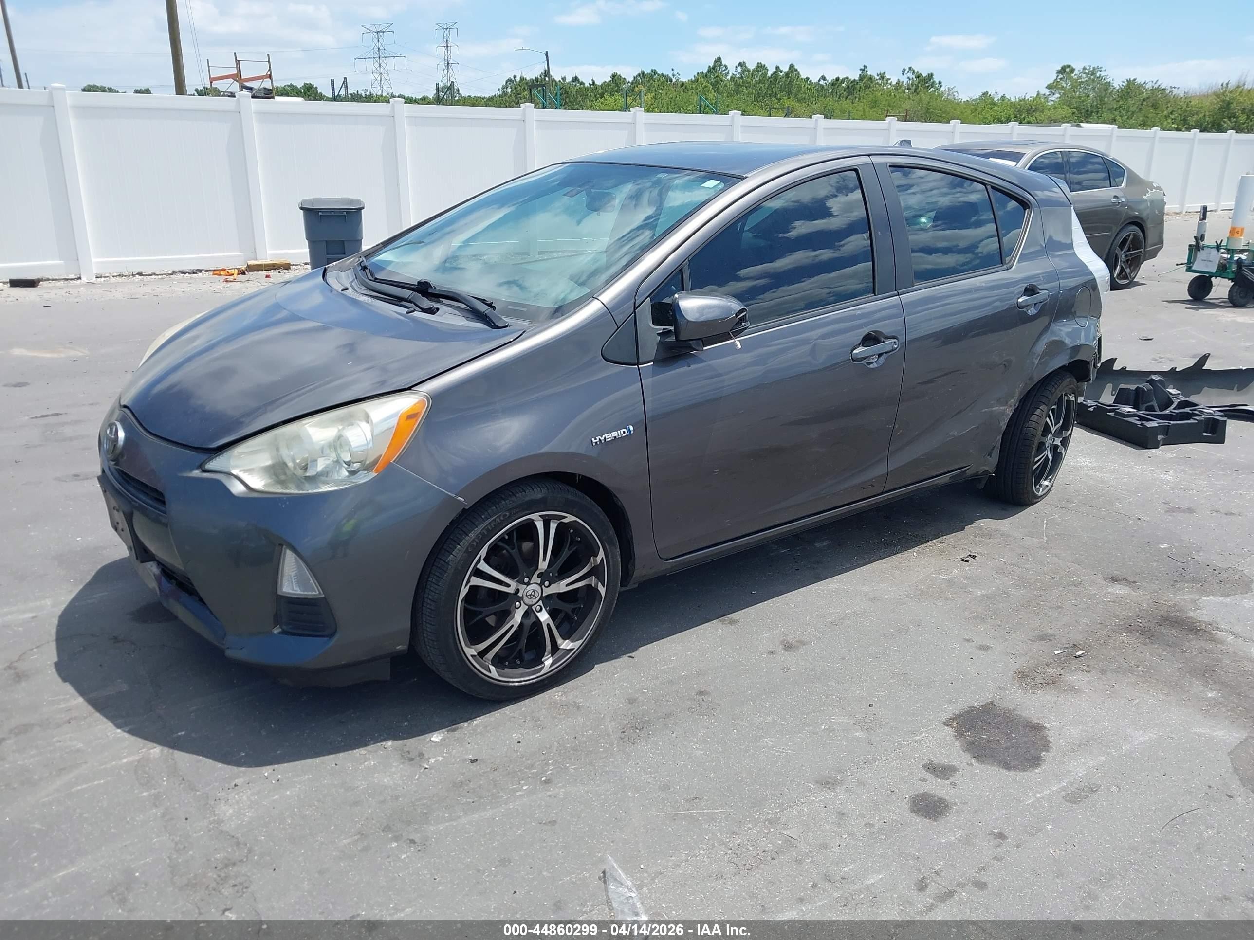 2013 Toyota Prius C Two Серый vin: JTDKDTB33D1044872
