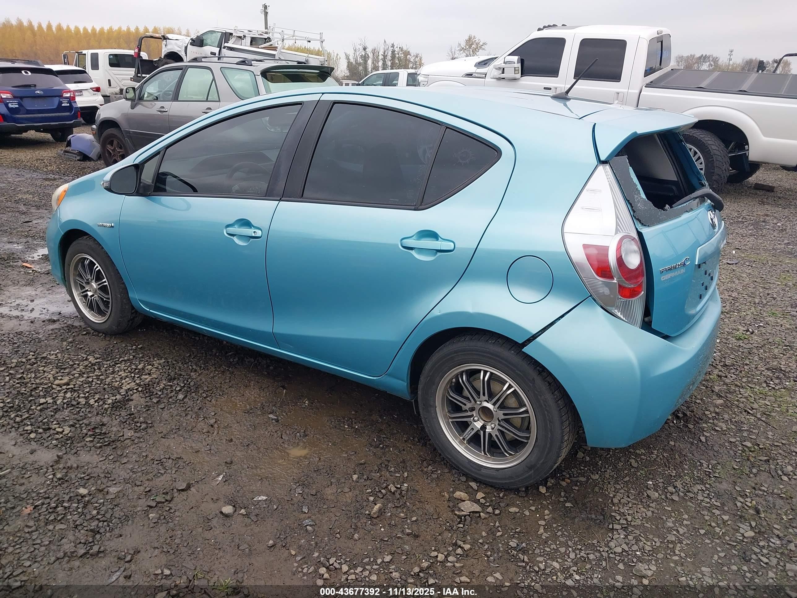 2013 Toyota Prius C Two Бирюзовый vin: JTDKDTB33D1054818