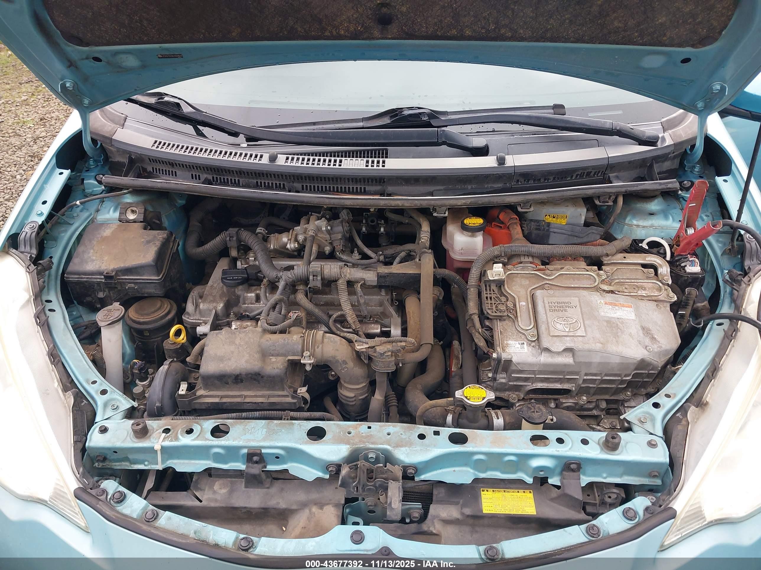 2013 Toyota Prius C Two Бирюзовый vin: JTDKDTB33D1054818
