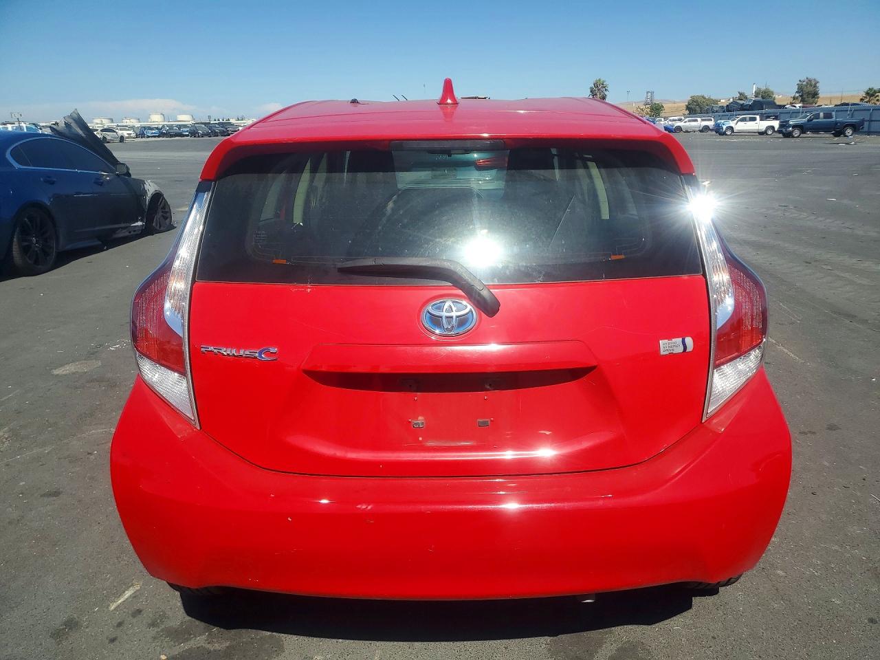2015 Toyota Prius C One Красный vin: JTDKDTB33F1104443