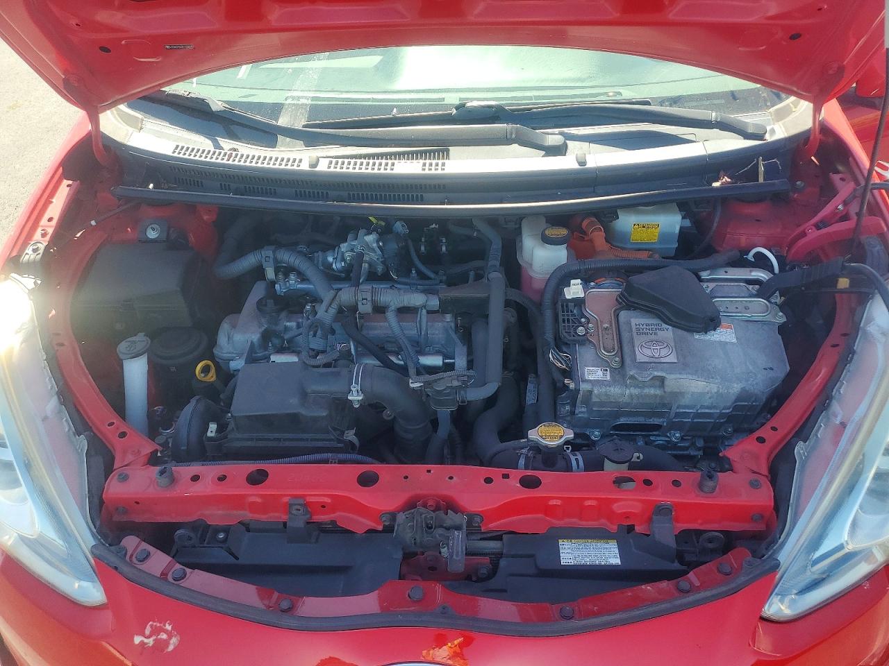 2015 Toyota Prius C One Красный vin: JTDKDTB33F1104443