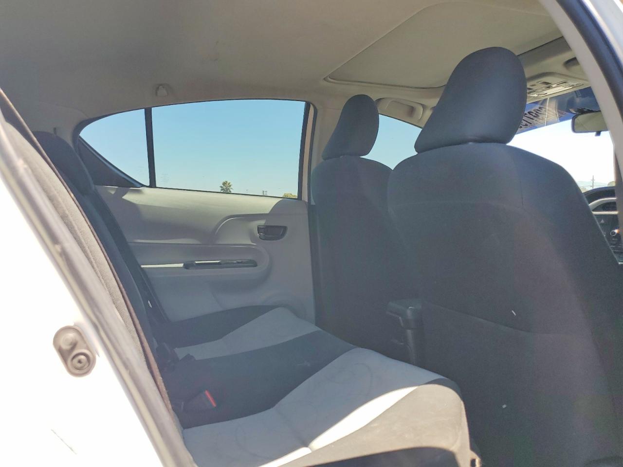 2012 Toyota Prius C Three Белый vin: JTDKDTB34C1021843