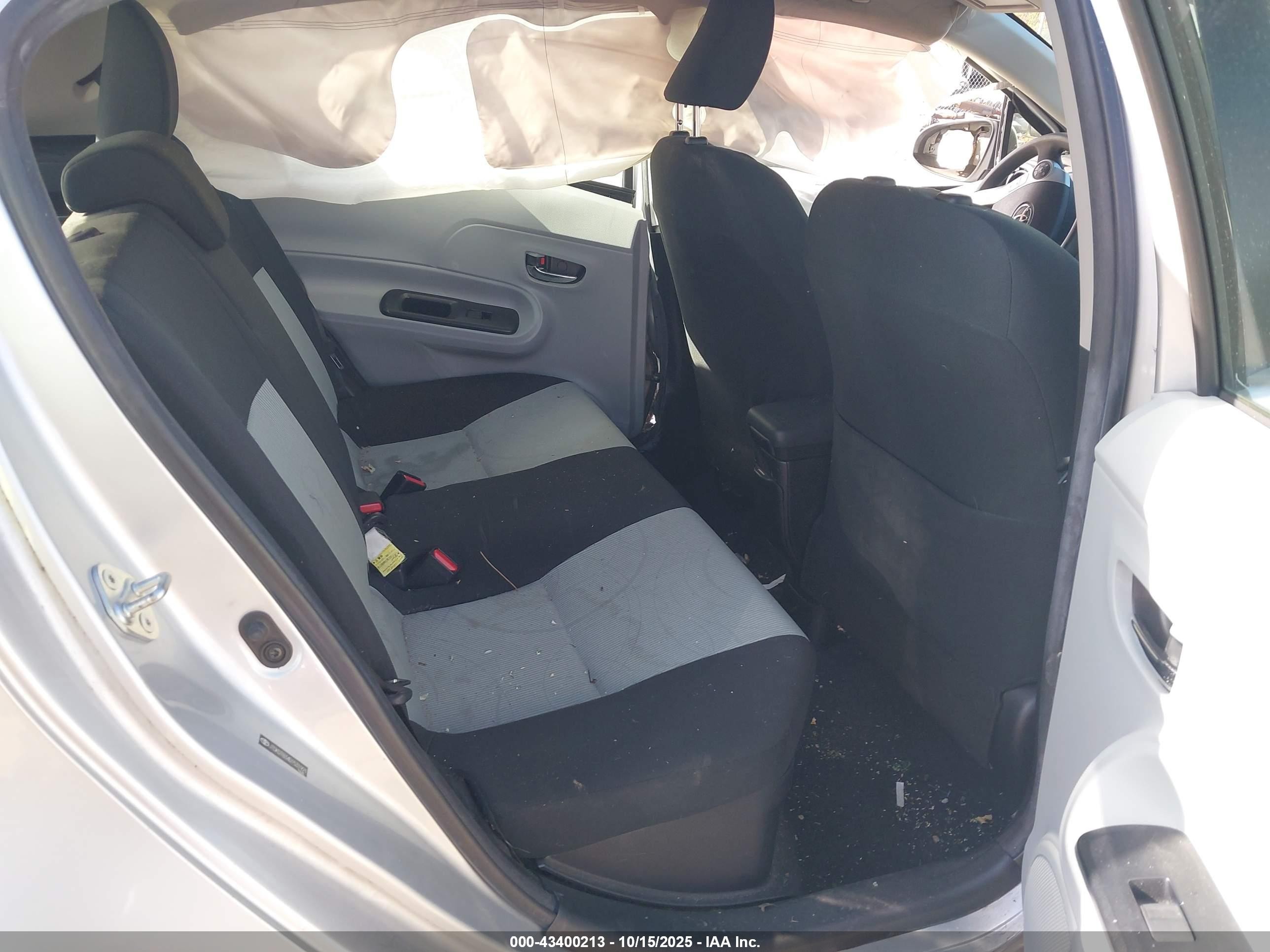 2013 Toyota Prius C Two Серебряный vin: JTDKDTB34D1531921