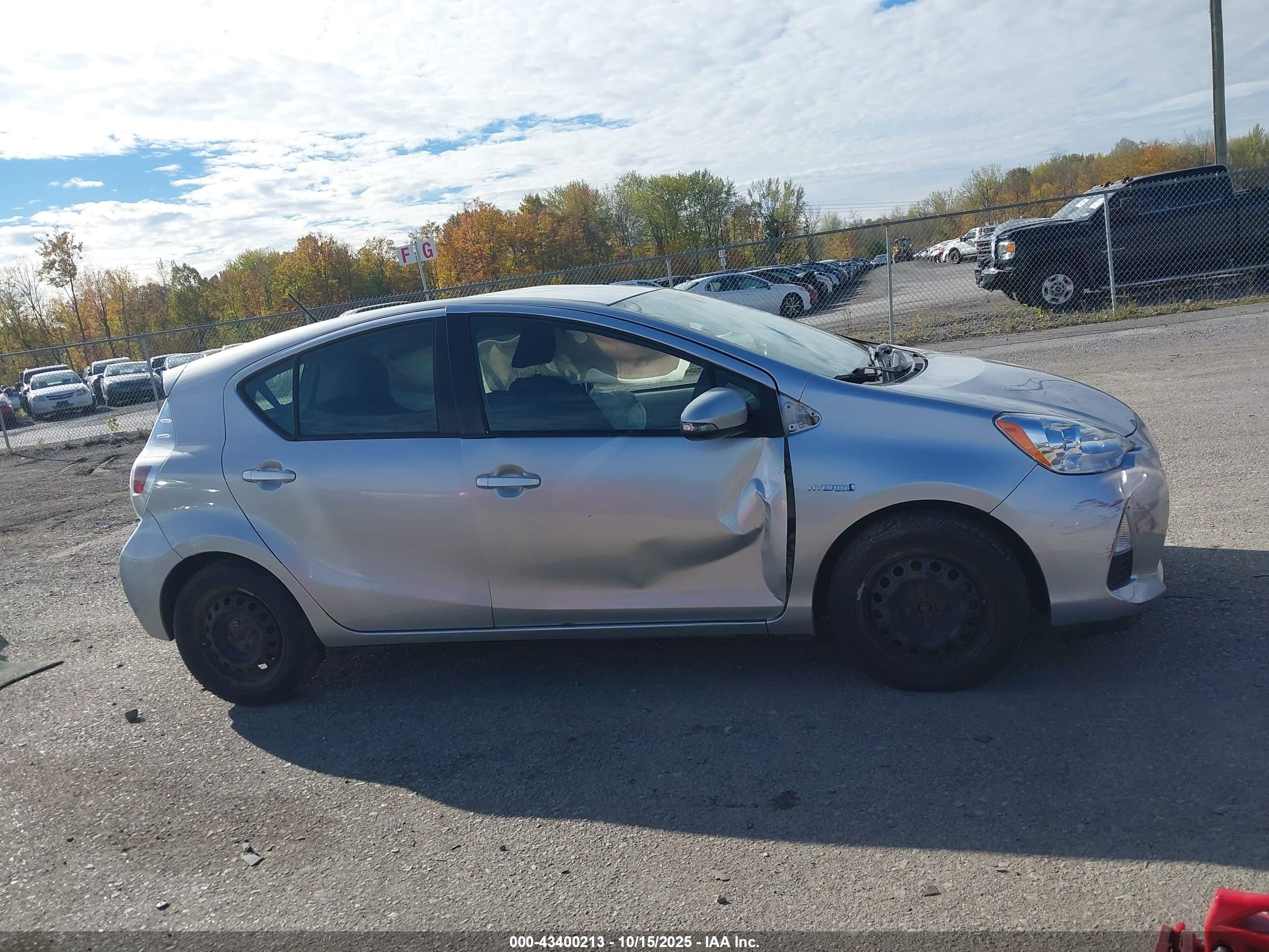 2013 Toyota Prius C Two Серебряный vin: JTDKDTB34D1531921