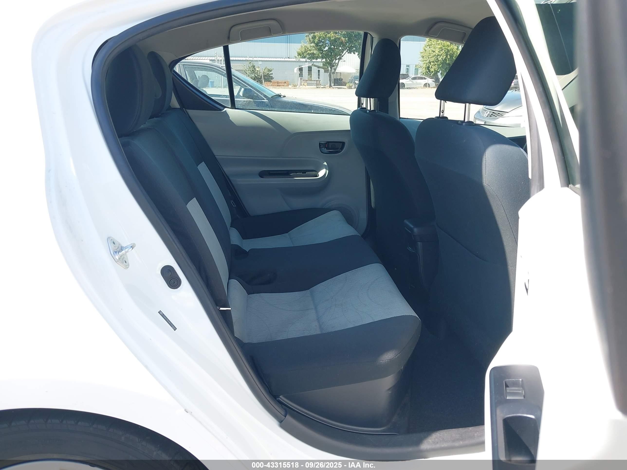 2013 Toyota Prius C Three White vin: JTDKDTB34D1554681