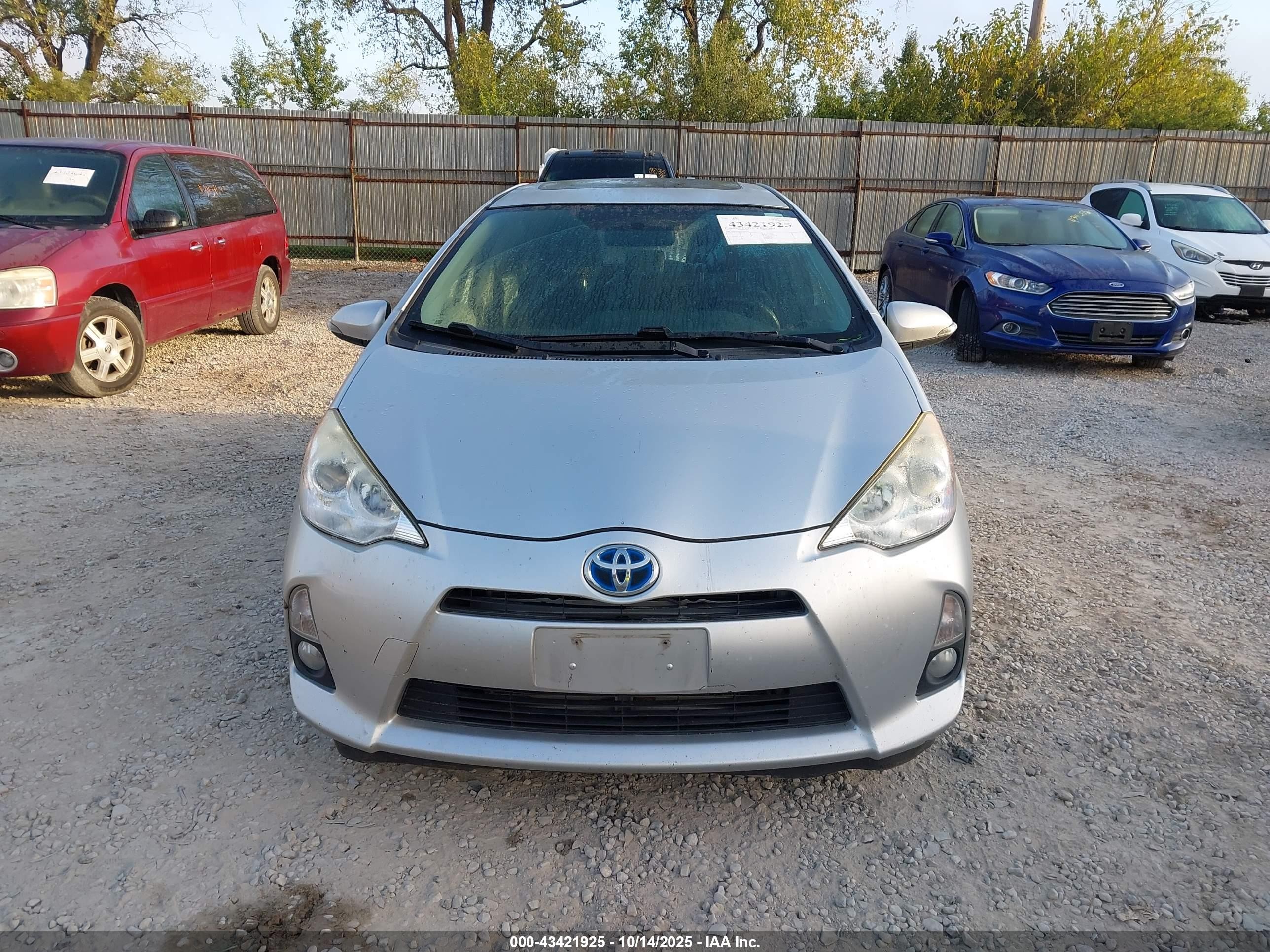 2013 Toyota Prius C Four Серебряный vin: JTDKDTB35D1036319