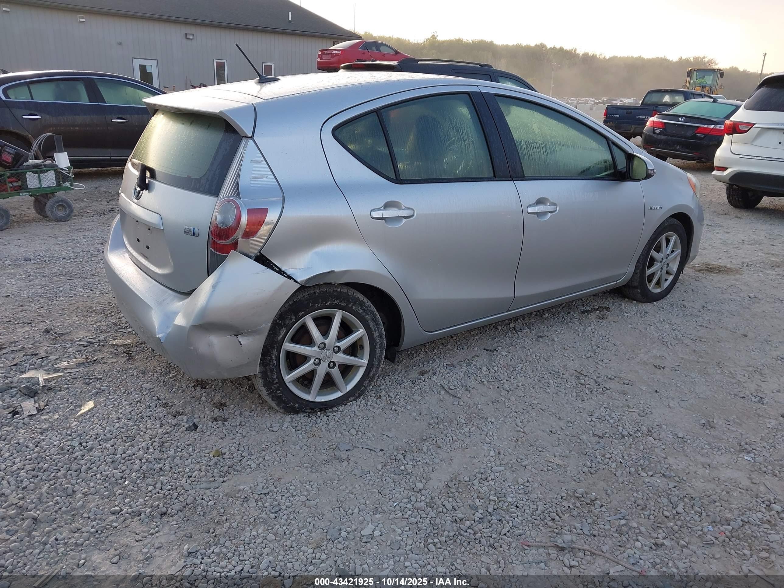 2013 Toyota Prius C Four Серебряный vin: JTDKDTB35D1036319