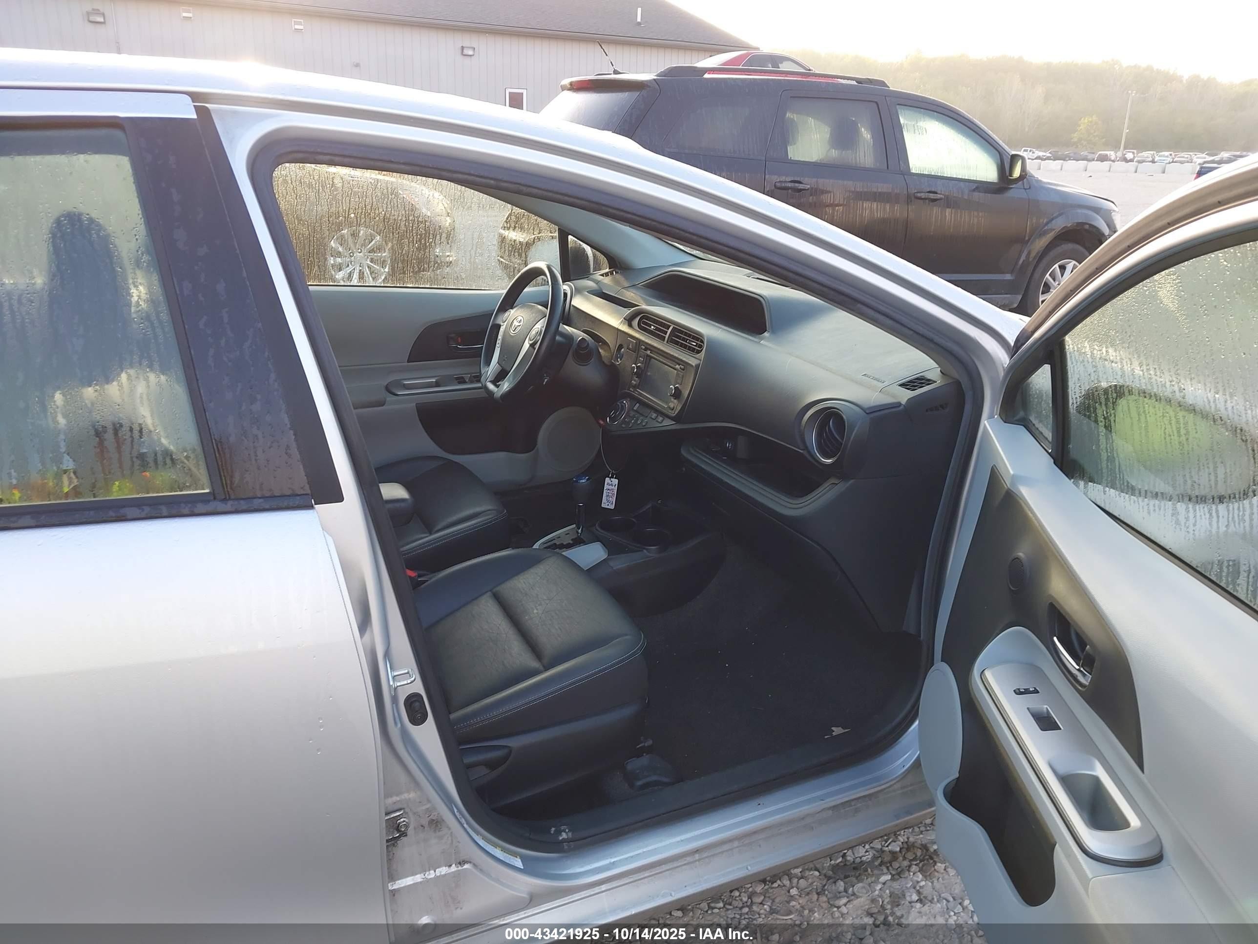 2013 Toyota Prius C Four Серебряный vin: JTDKDTB35D1036319