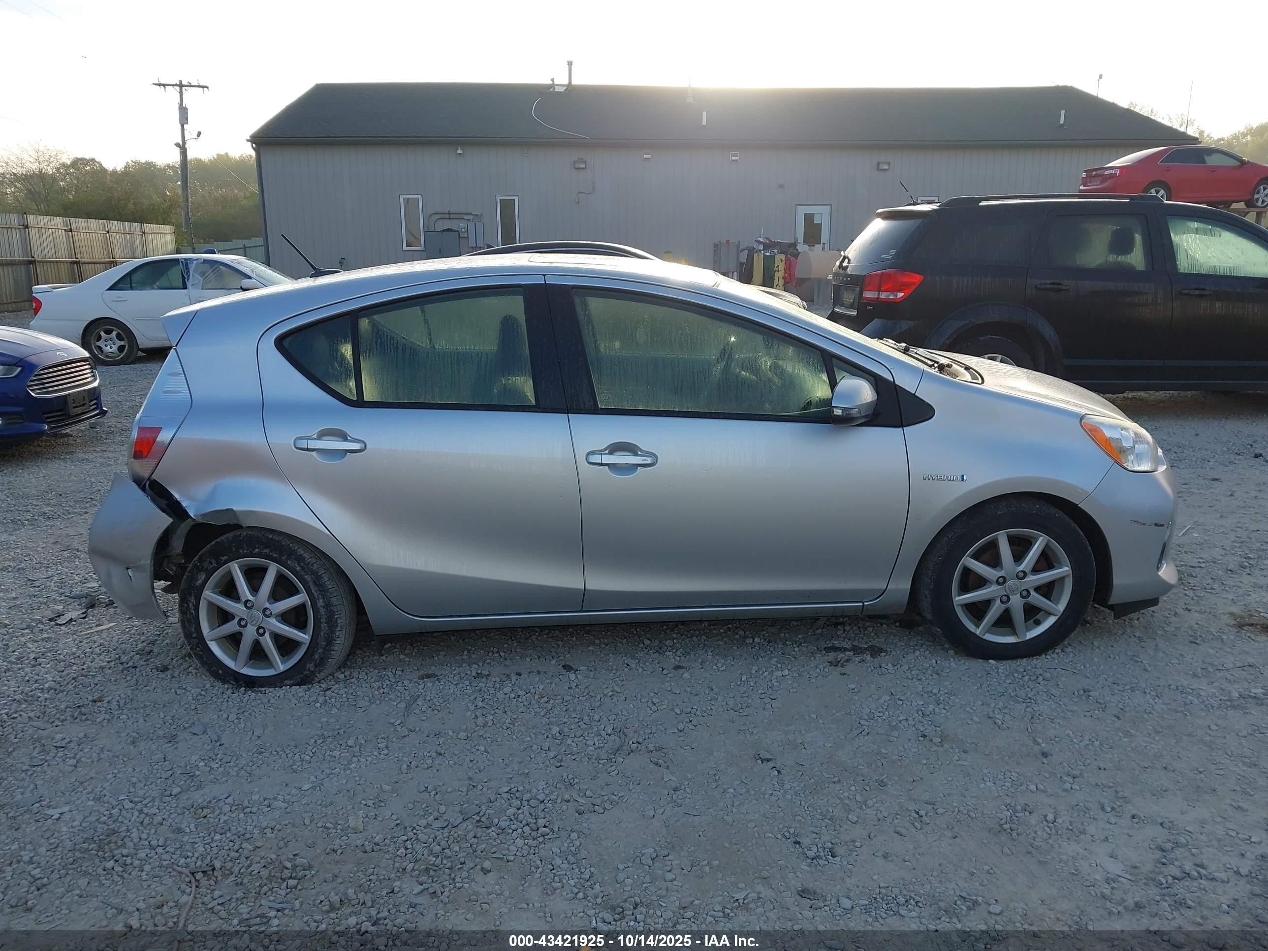 2013 Toyota Prius C Four Серебряный vin: JTDKDTB35D1036319