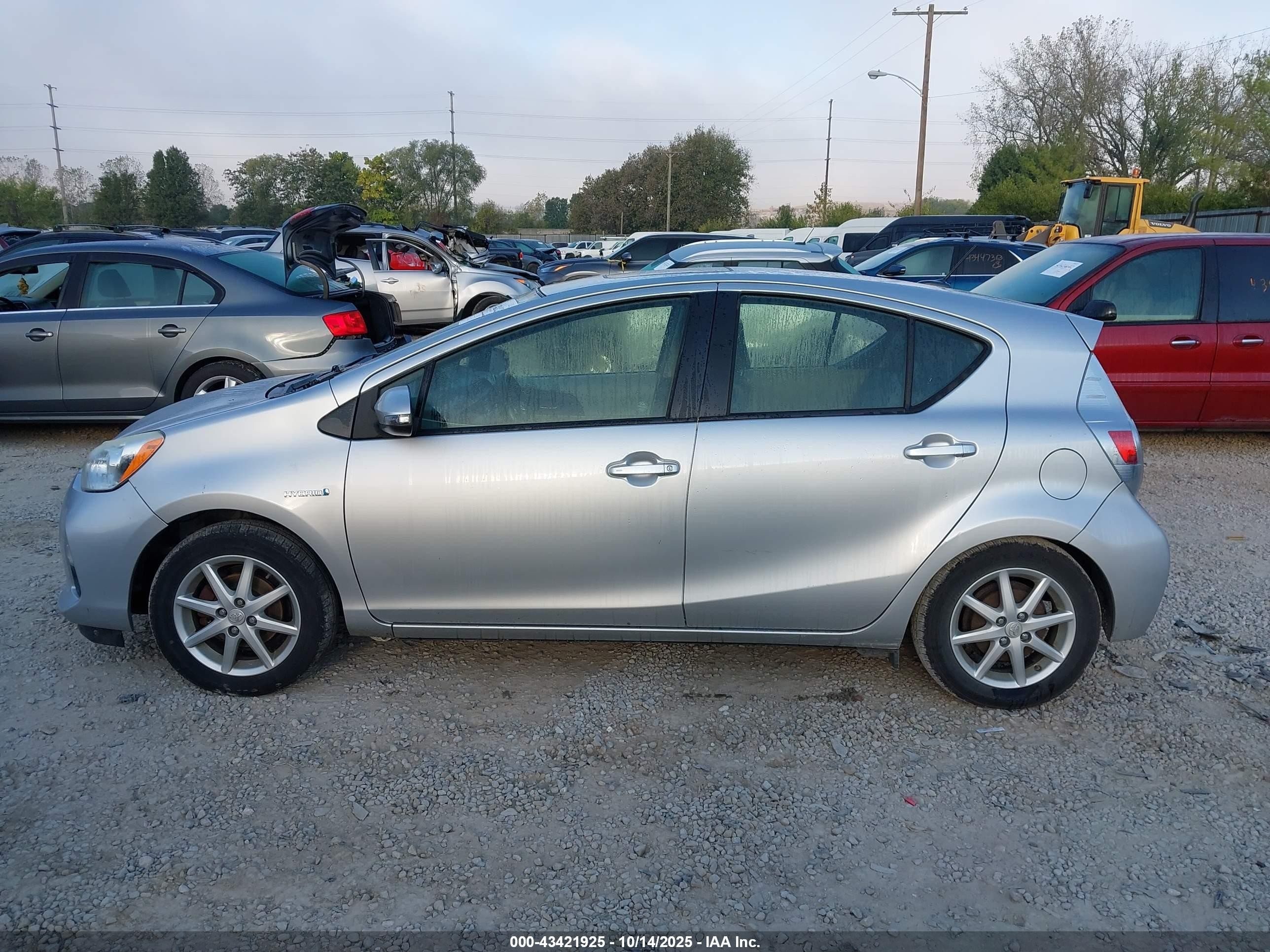 2013 Toyota Prius C Four Серебряный vin: JTDKDTB35D1036319