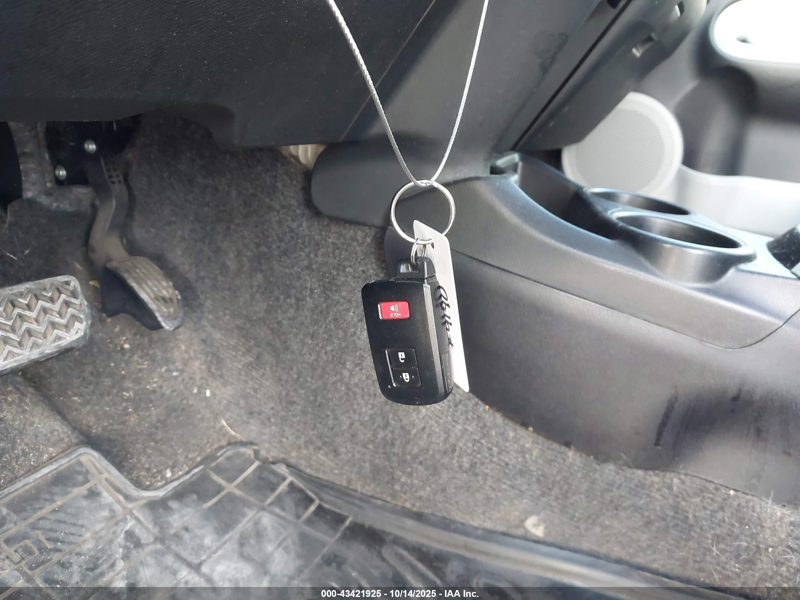 2013 Toyota Prius C Four Серебряный vin: JTDKDTB35D1036319