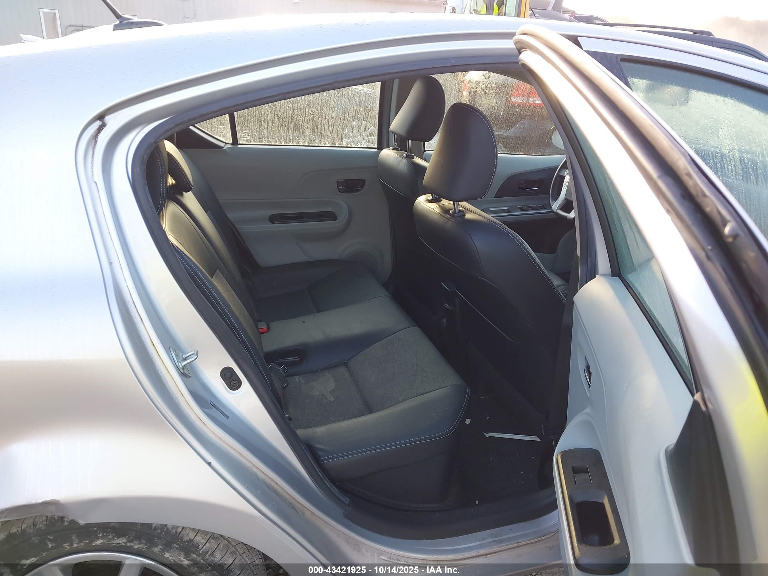 2013 Toyota Prius C Four Серебряный vin: JTDKDTB35D1036319