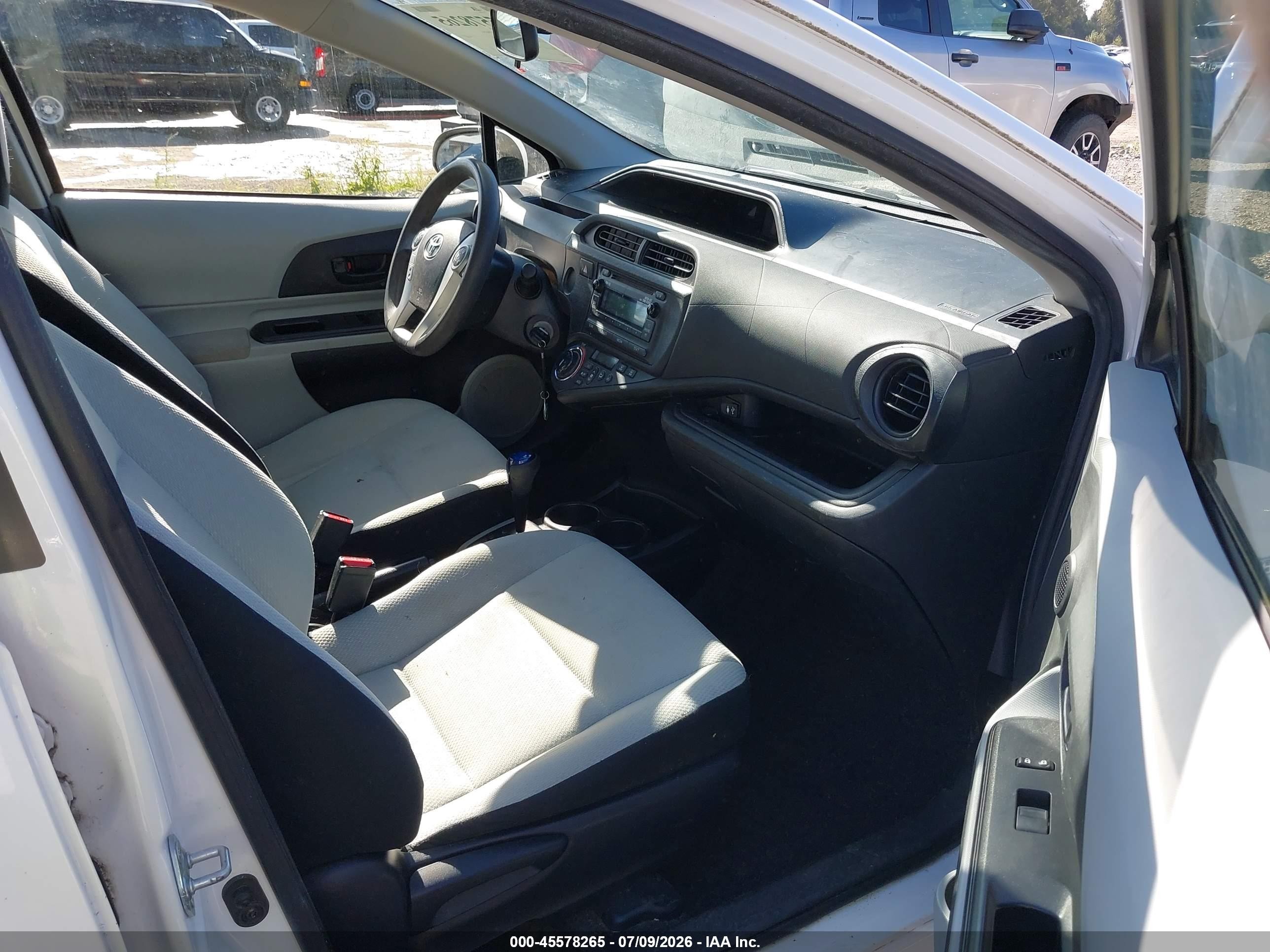2013 Toyota Prius C One White vin: JTDKDTB35D1539901