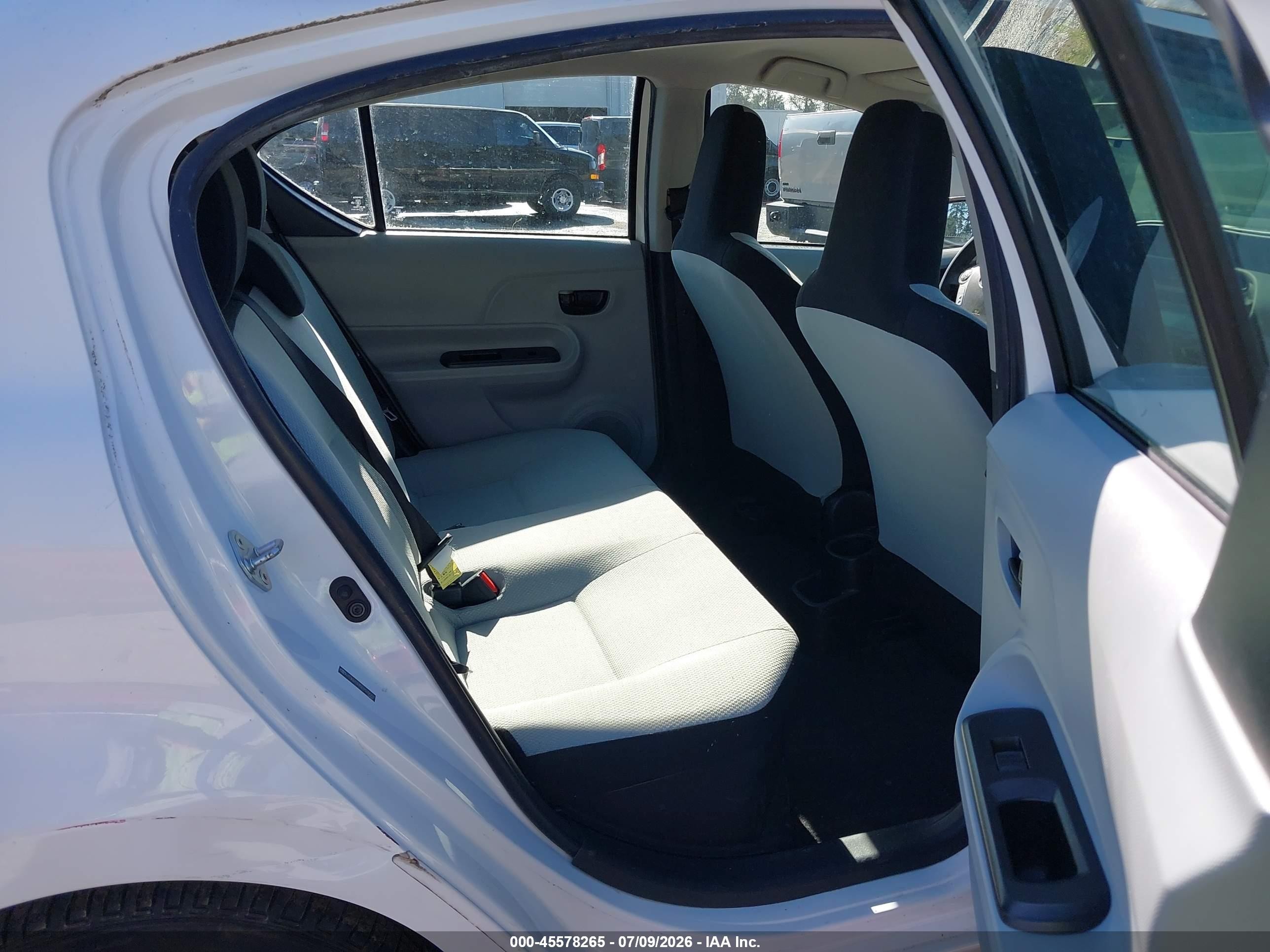 2013 Toyota Prius C One White vin: JTDKDTB35D1539901