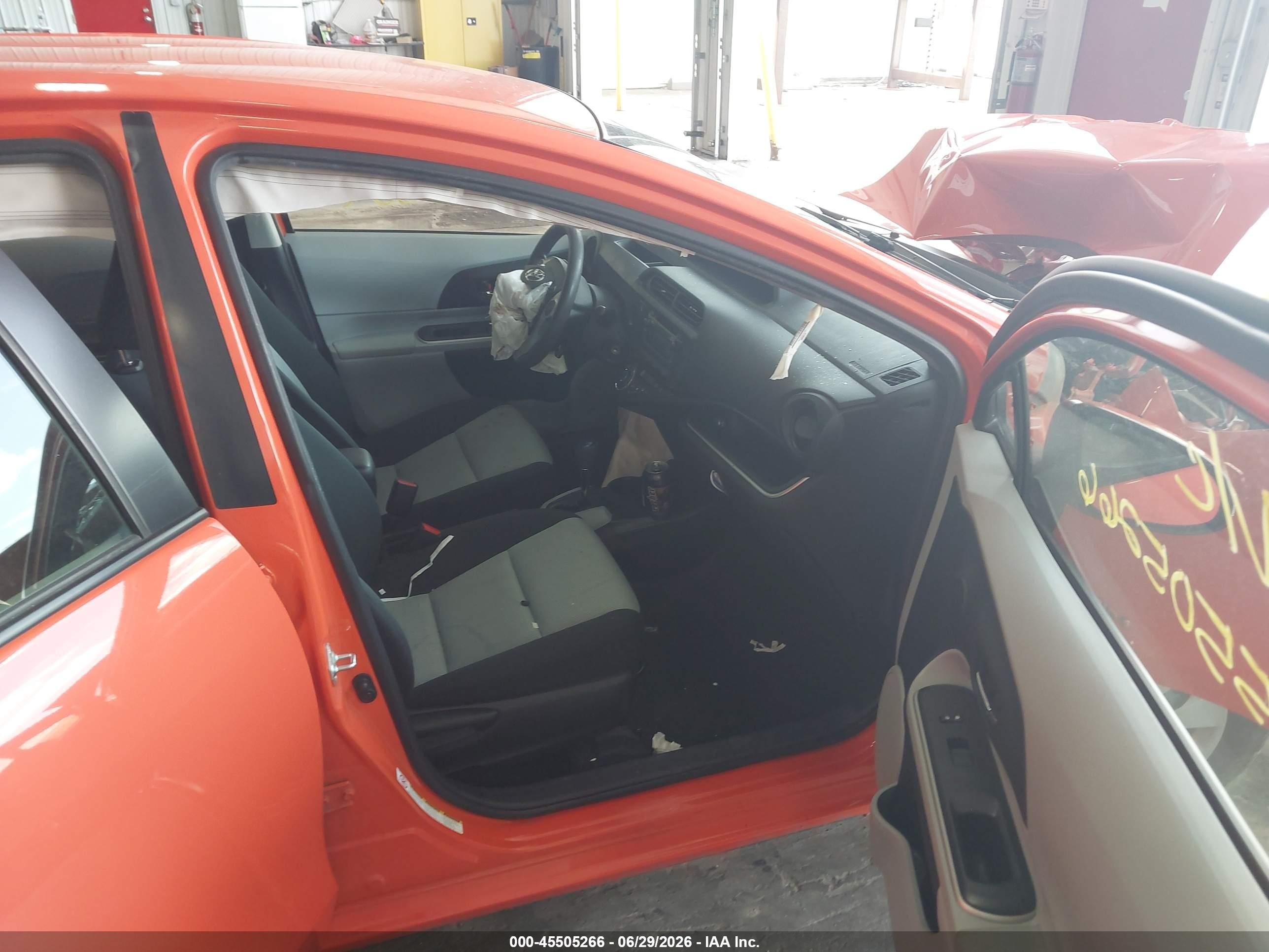 2014 Toyota Prius C Two Оранжевый vin: JTDKDTB35E1066602