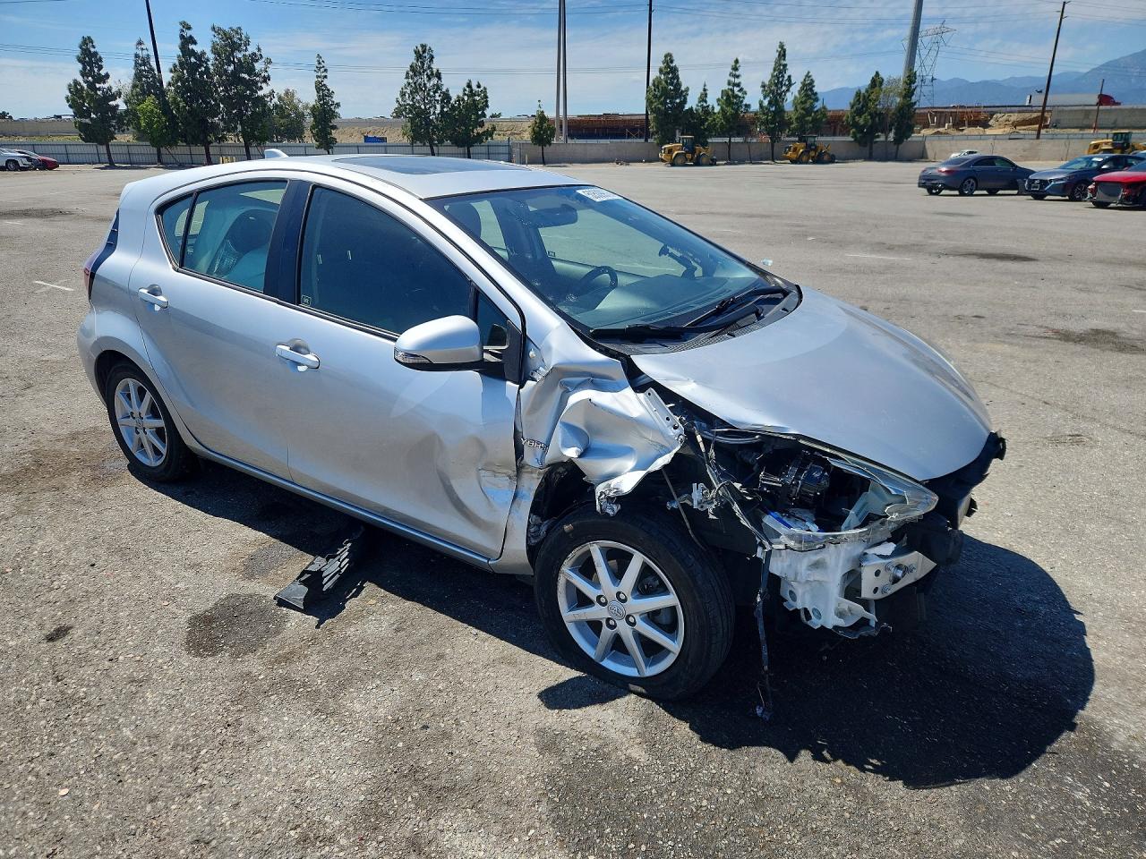 2015 Toyota Prius C Three Серебряный vin: JTDKDTB35F1094658