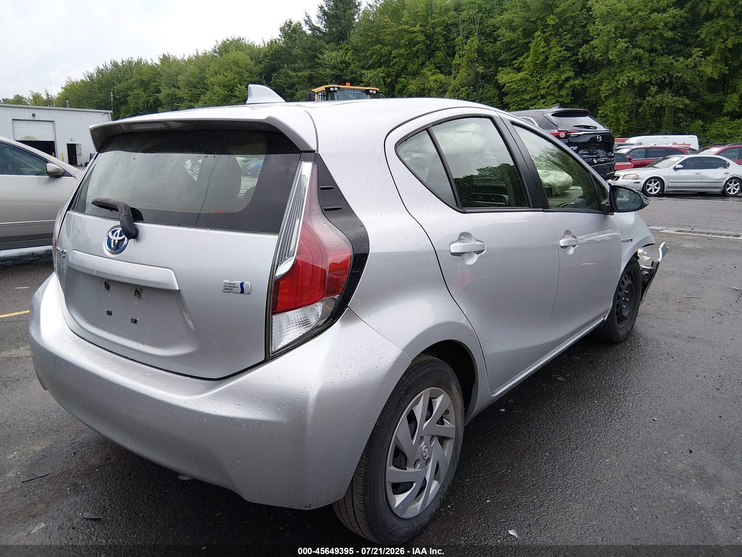 2015 Toyota Prius C Two Серебряный vin: JTDKDTB35F1107313