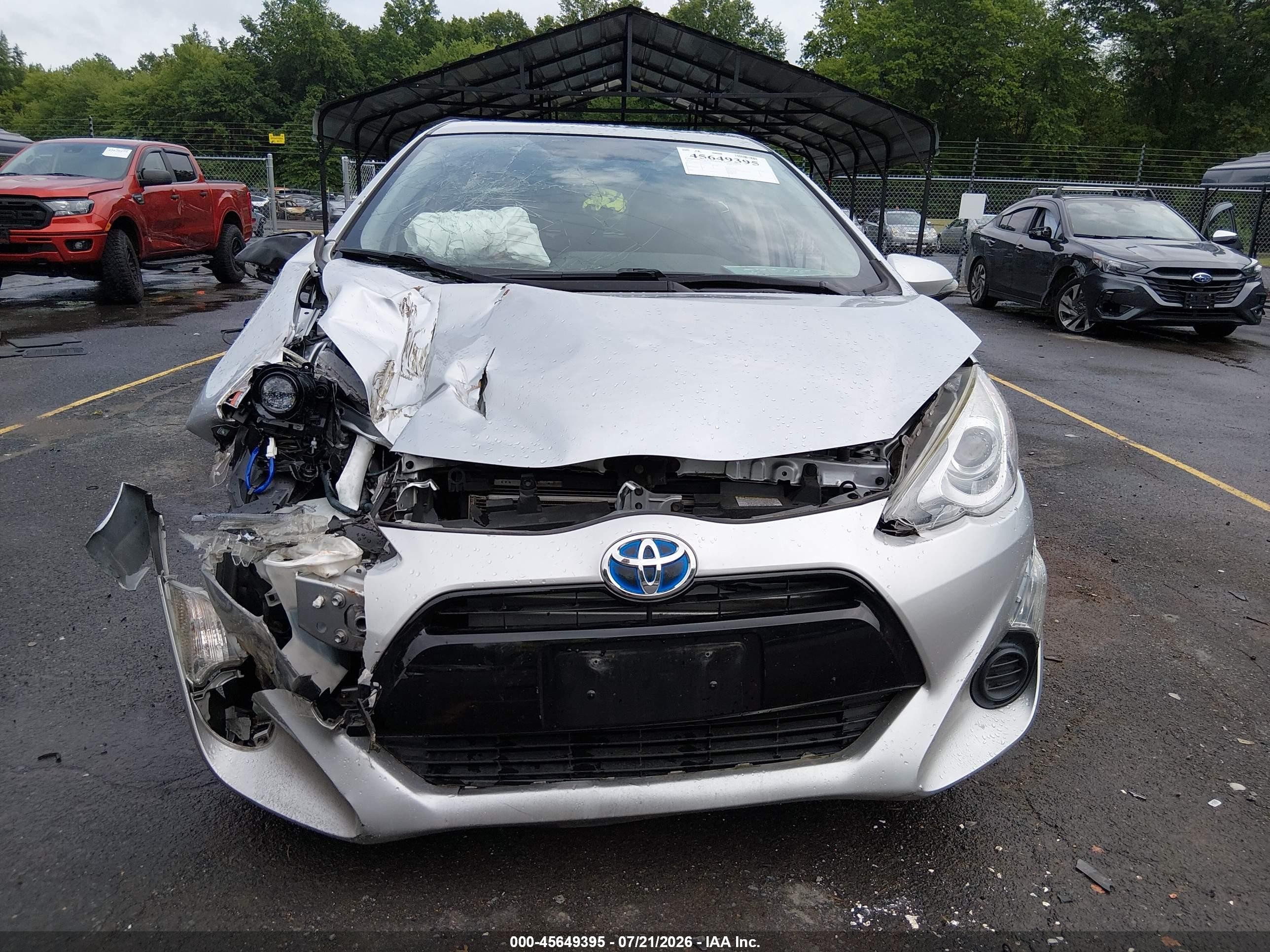 2015 Toyota Prius C Two Серебряный vin: JTDKDTB35F1107313
