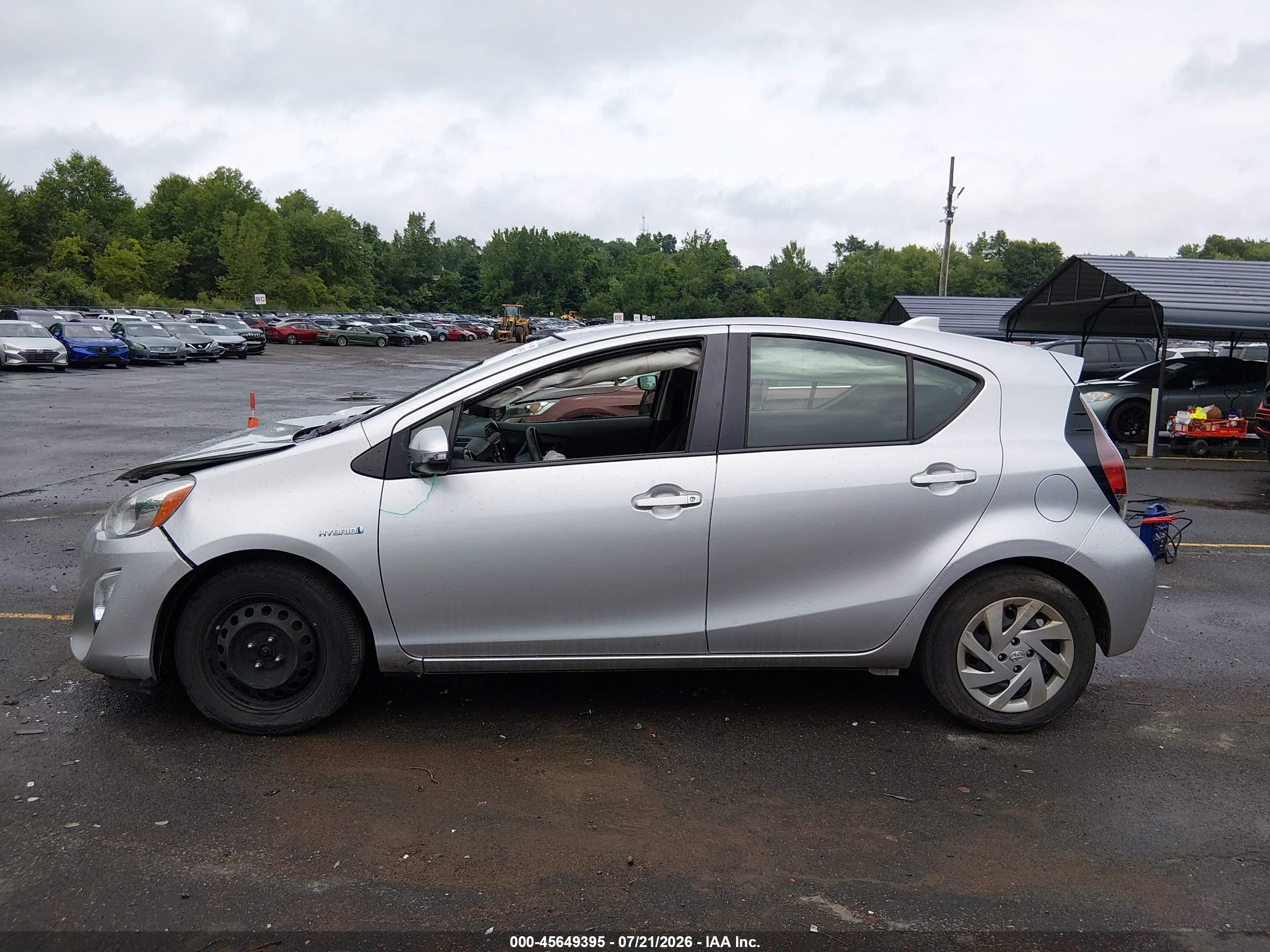 2015 Toyota Prius C Two Серебряный vin: JTDKDTB35F1107313