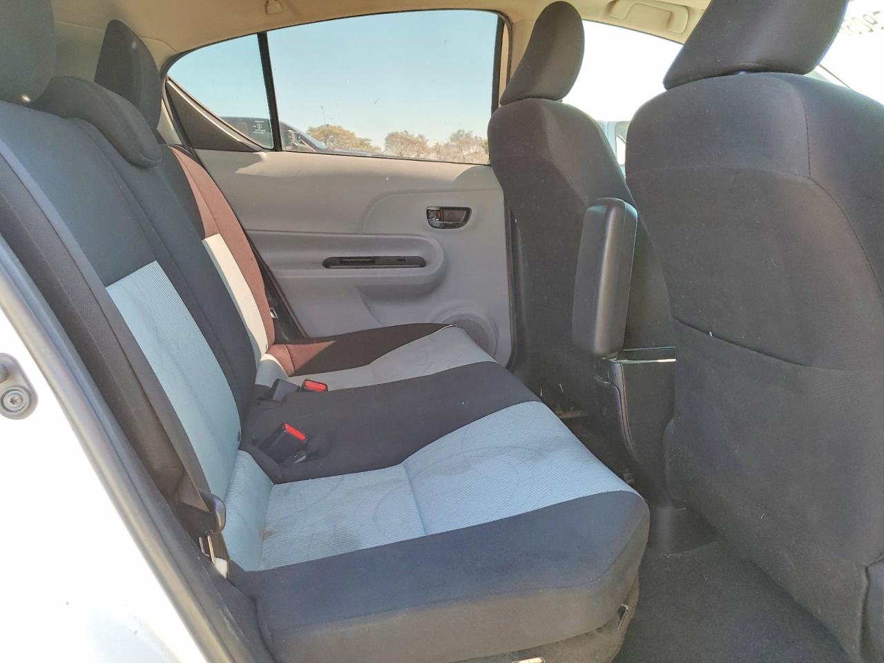 2013 Toyota Prius C Three Белый vin: JTDKDTB36D1050892