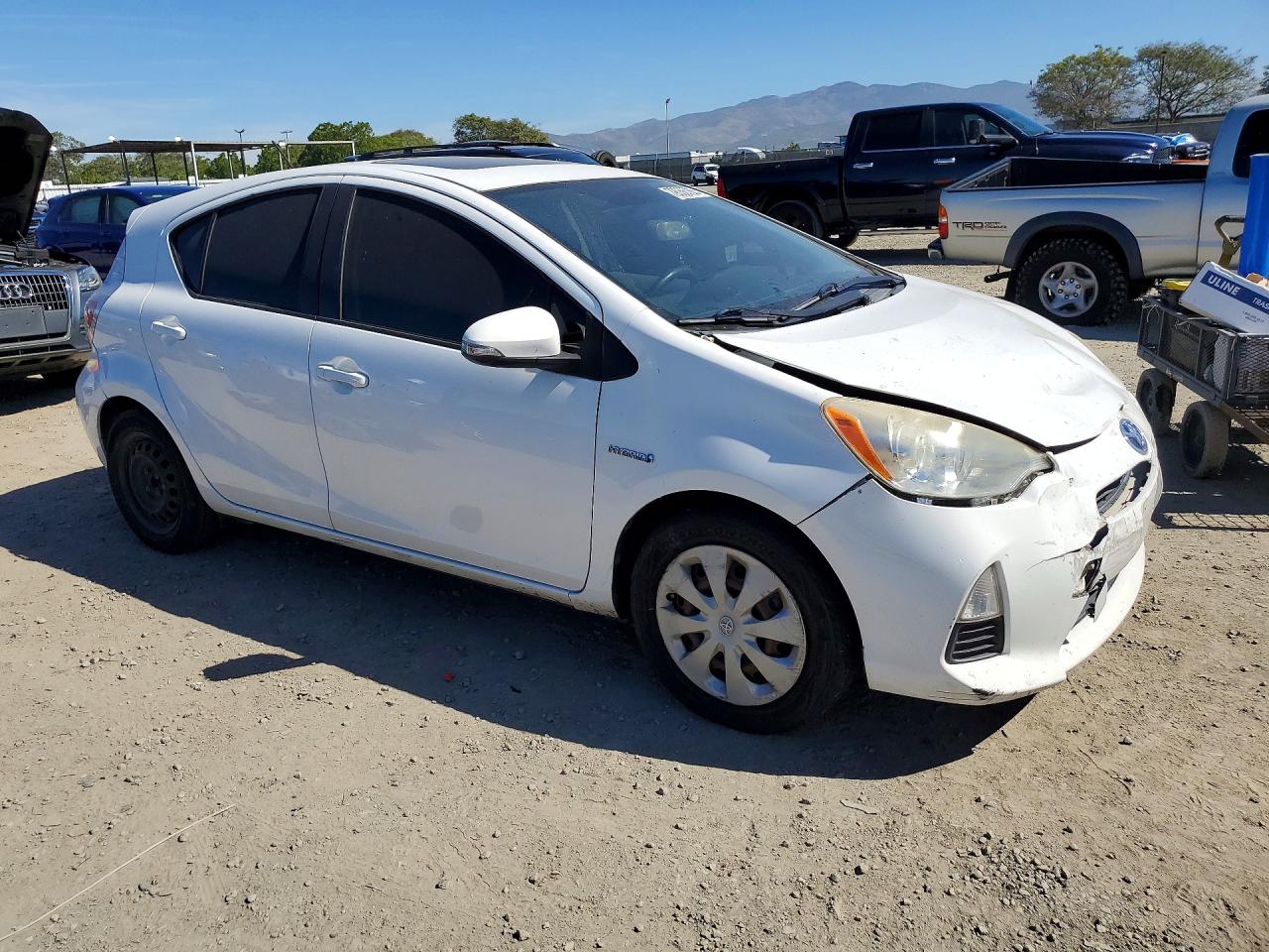 2013 Toyota Prius C Three Белый vin: JTDKDTB36D1050892