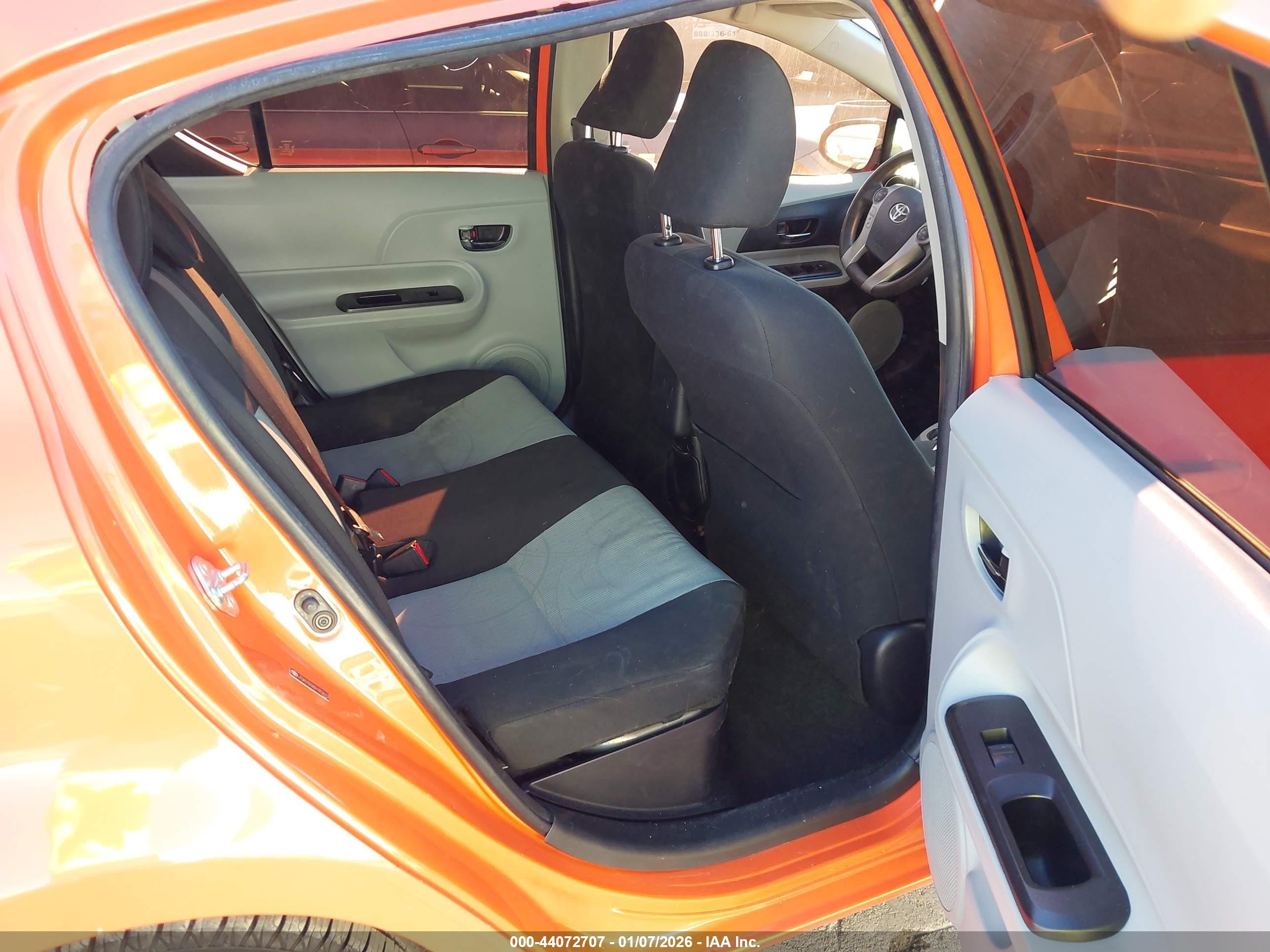 2013 Toyota Prius C Three Оранжевый vin: JTDKDTB36D1052612