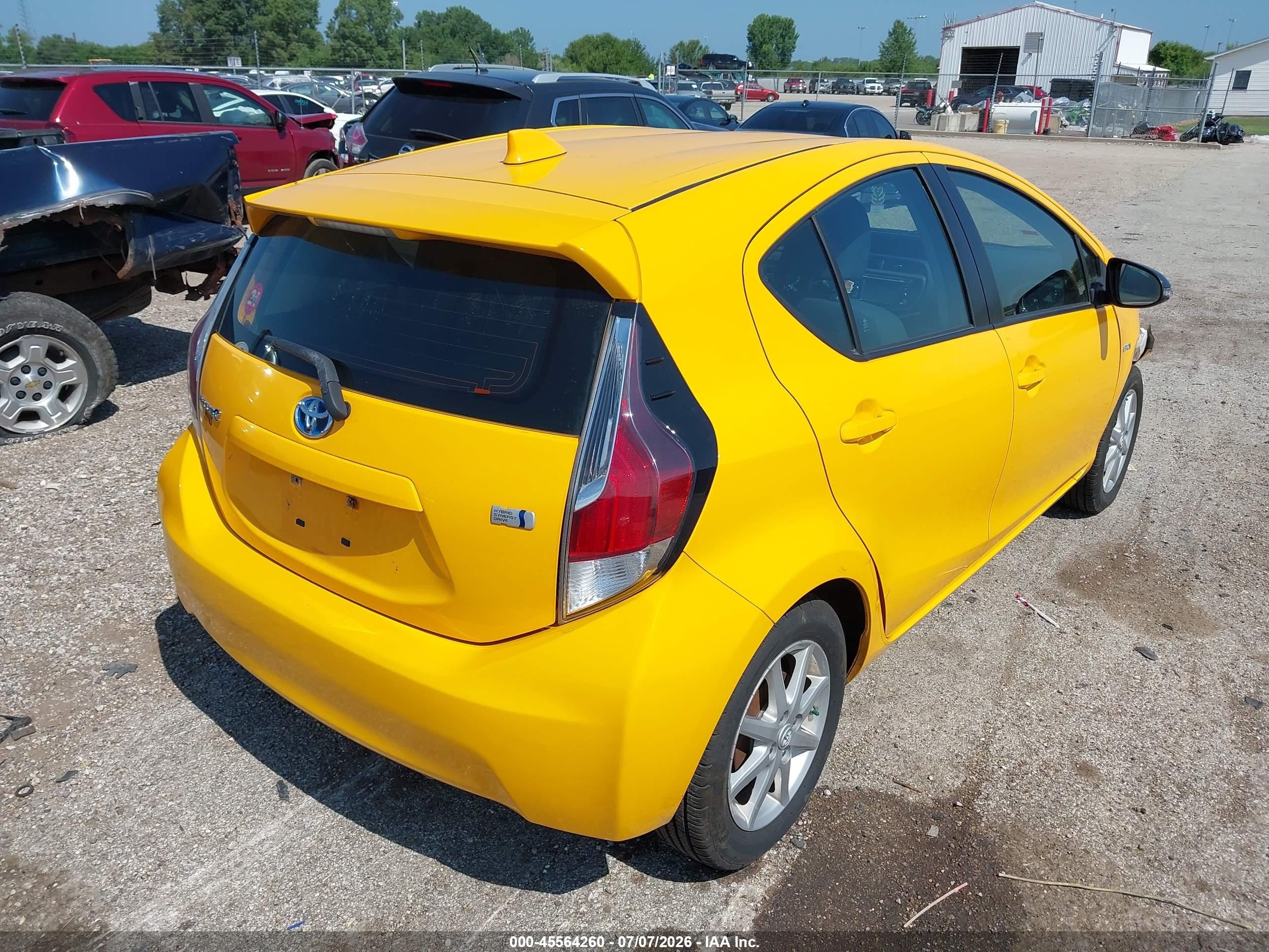 2015 Toyota Prius C Three Желтый vin: JTDKDTB36F1087444
