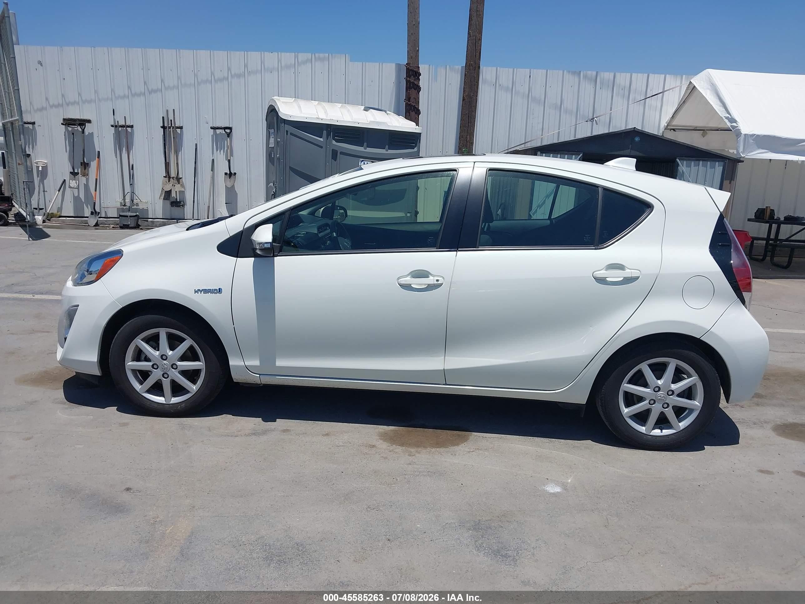 2015 Toyota Prius C Three White vin: JTDKDTB36F1091607