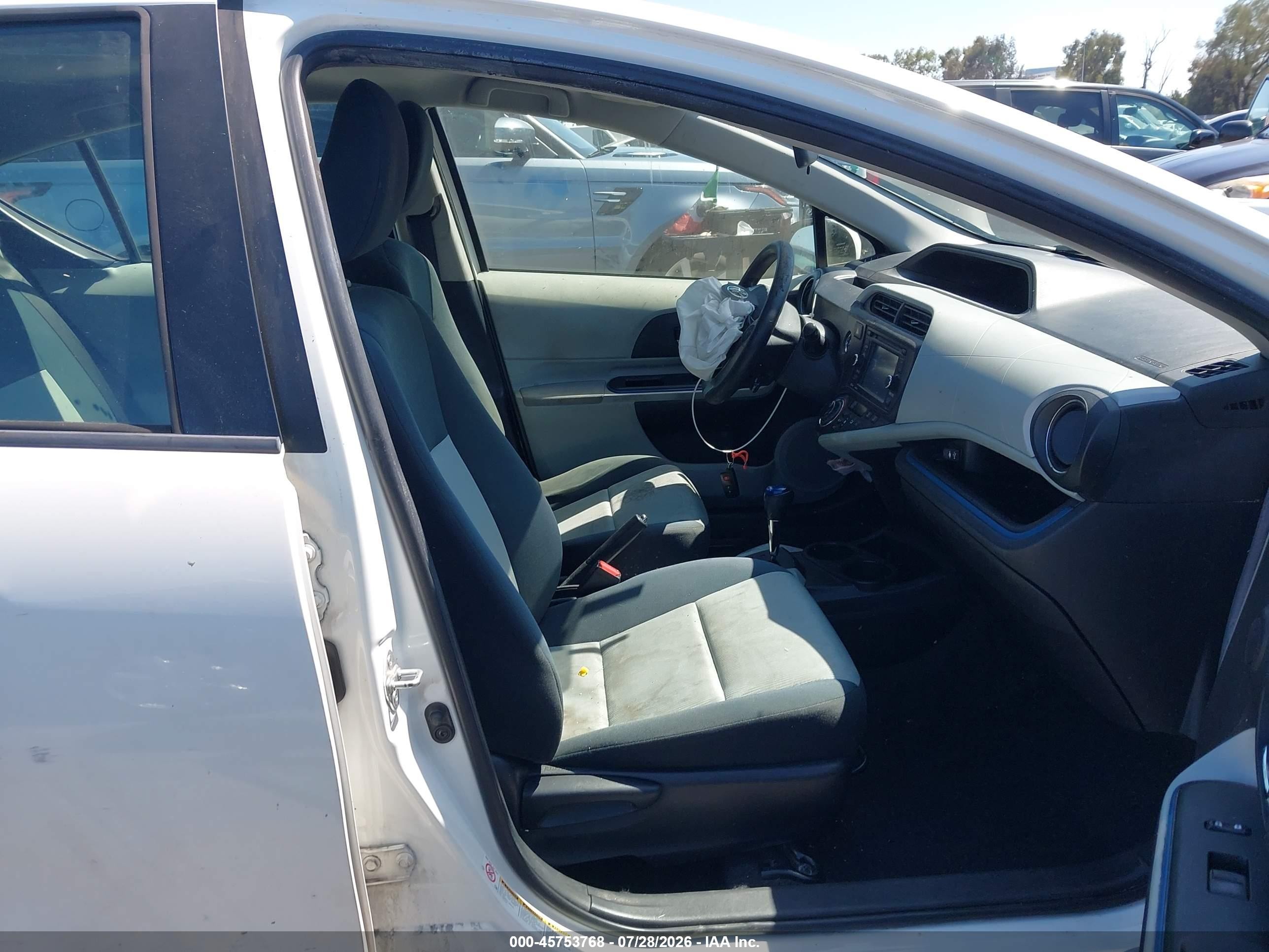 2012 Toyota Prius C Three Белый vin: JTDKDTB37C1509880