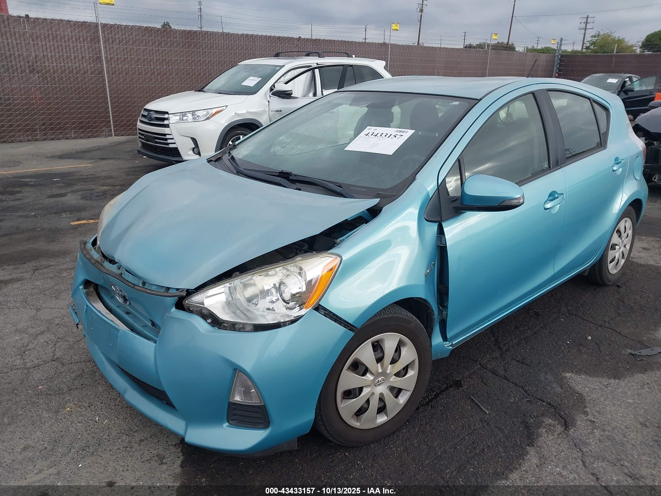 2014 Toyota Prius C Two Синий vin: JTDKDTB37E1074085