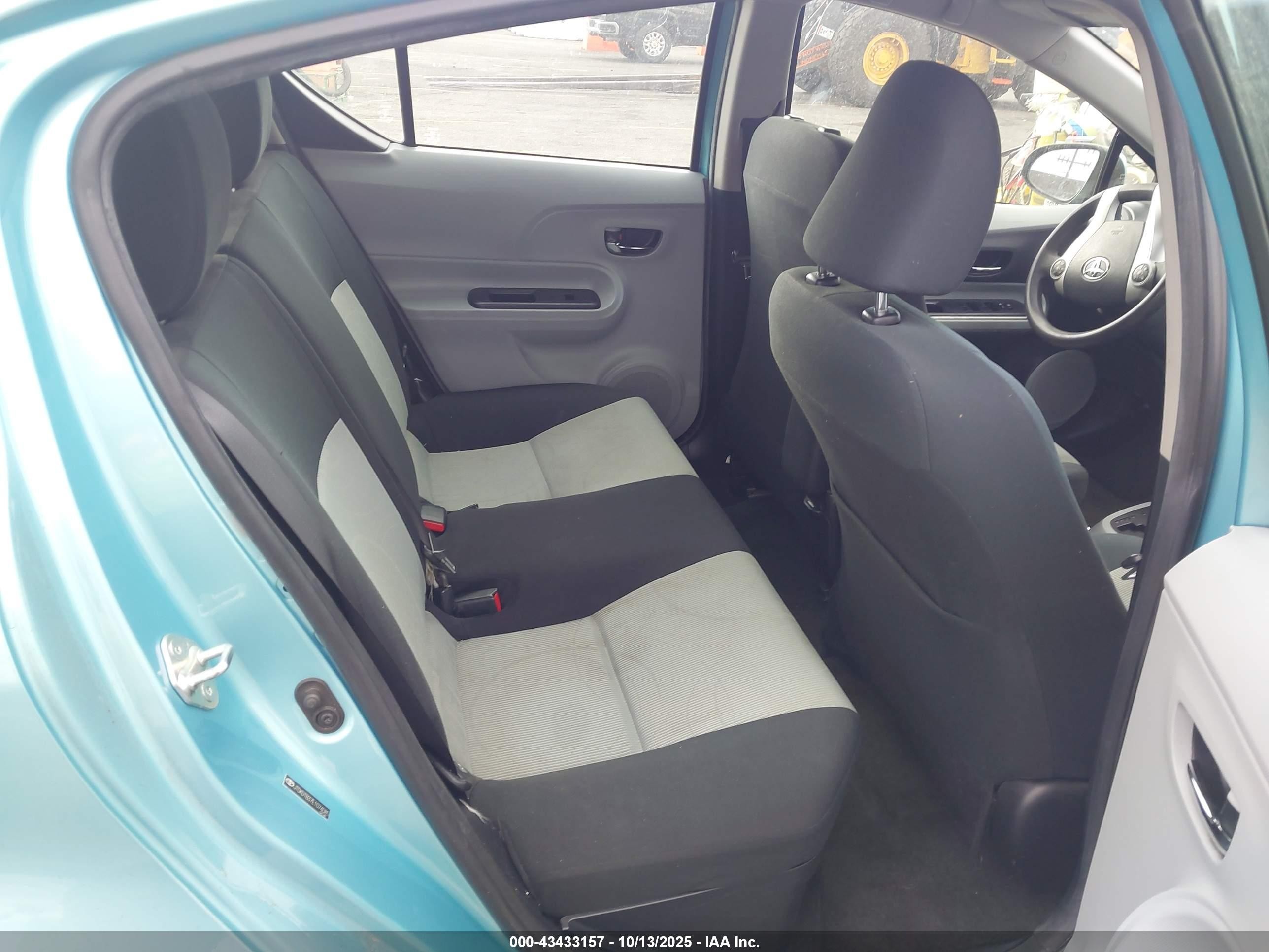 2014 Toyota Prius C Two Синий vin: JTDKDTB37E1074085