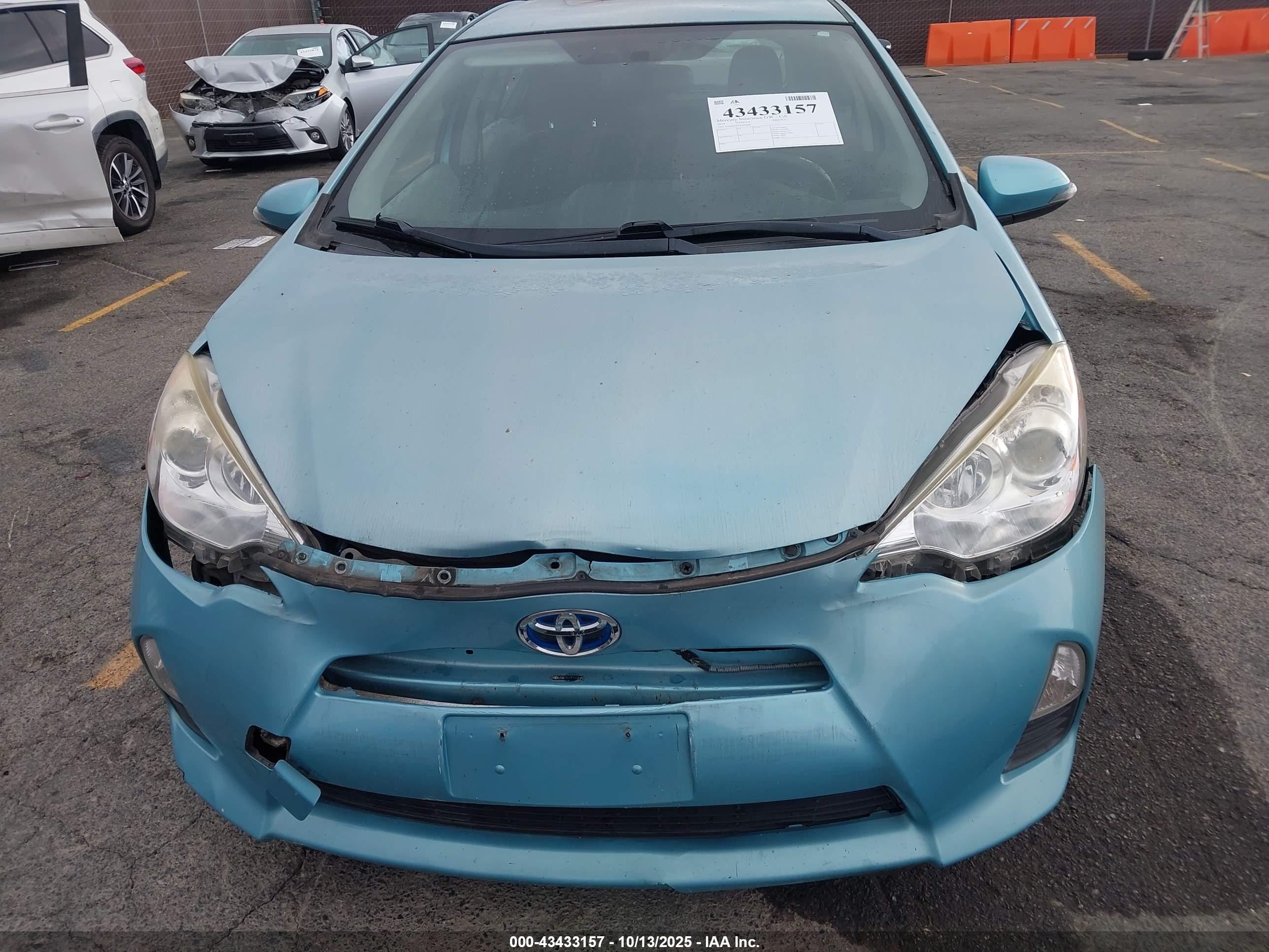 2014 Toyota Prius C Two Синий vin: JTDKDTB37E1074085