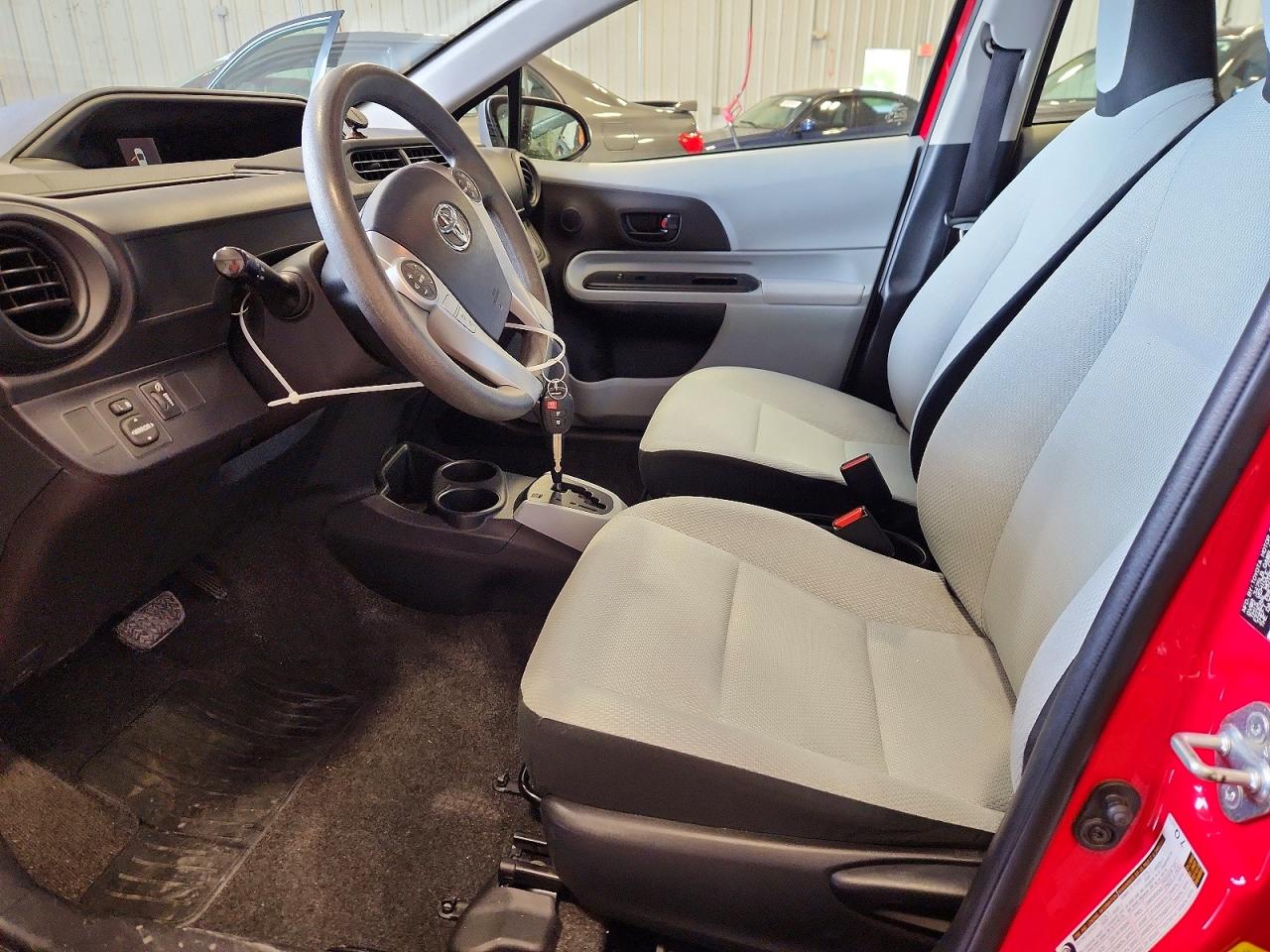 2013 Toyota Prius C One Красный vin: JTDKDTB38D1031535